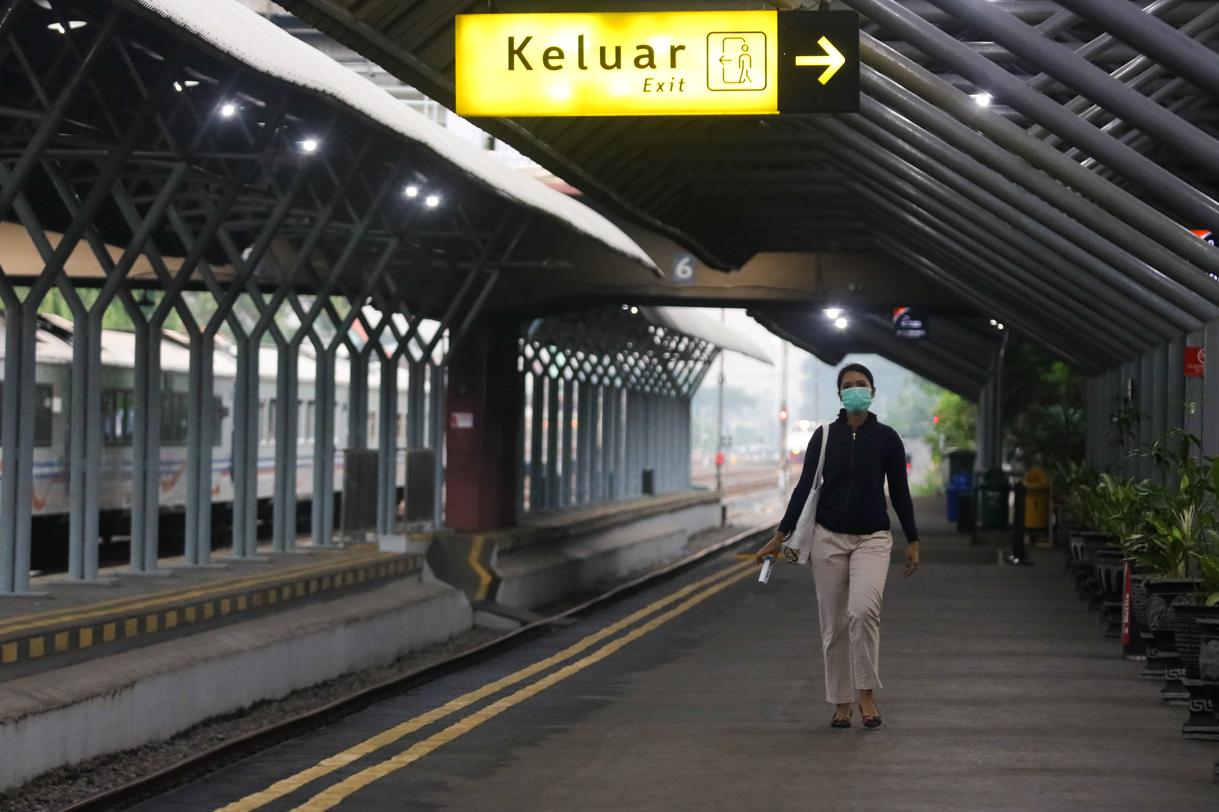 Penumpang melintas di Stasiun Kereta Api