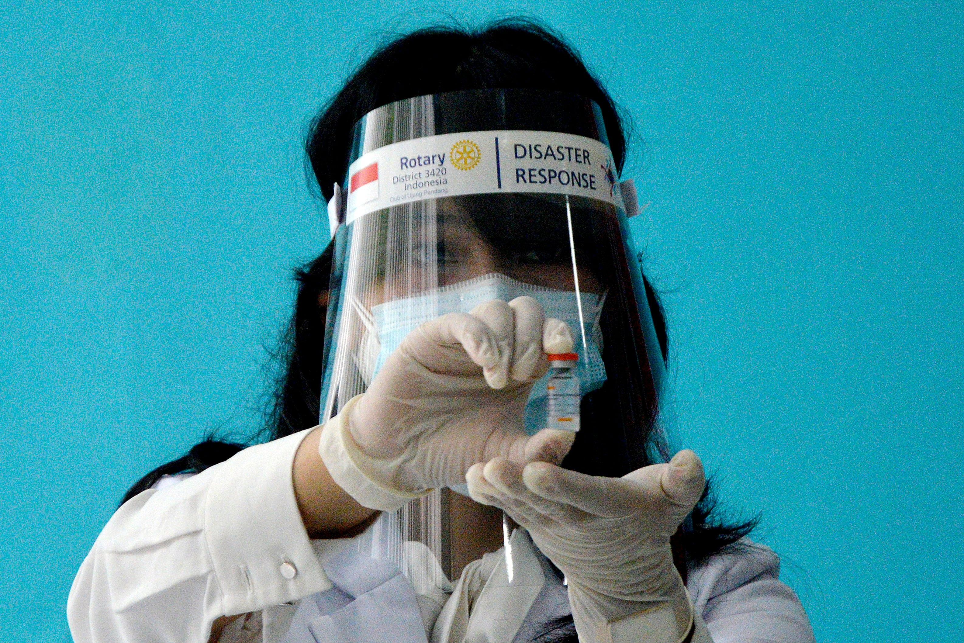 PENCANANGAN VAKSINASI COVID-19: Petugas medis memperlihatkan cairan vaksin saat pelaksanaan vaksinasi covid-19 di rumah sakit