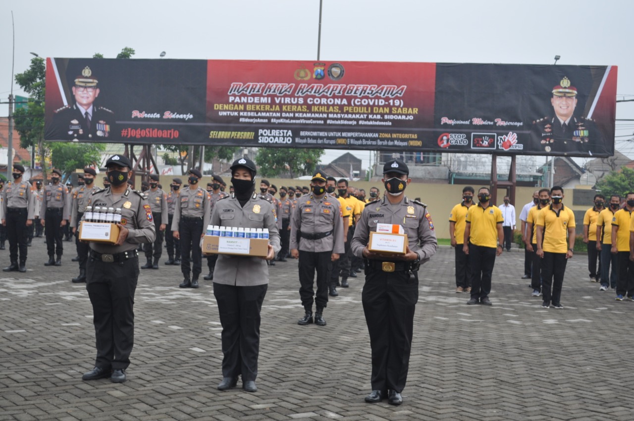 Anggota Polresta Sidoarjo dibekali vitamin dan probiotik saat mengamankan pelaksanaan PPKM di Kabupaten Sidoarjo