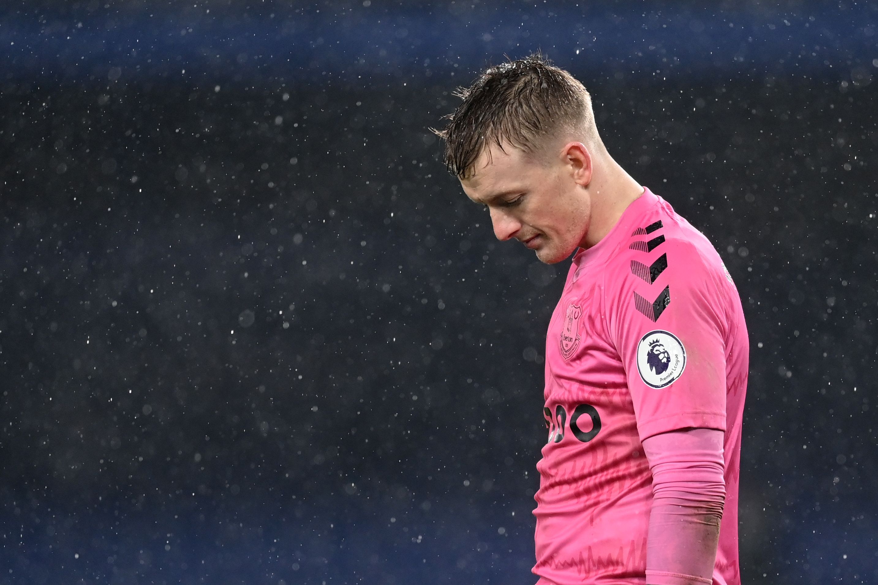 Penjaga gawang Everton Jordan Pickford bereaksi usai melakukan blunder dalam laga Liga Primer Inggris melawan Leicester City.