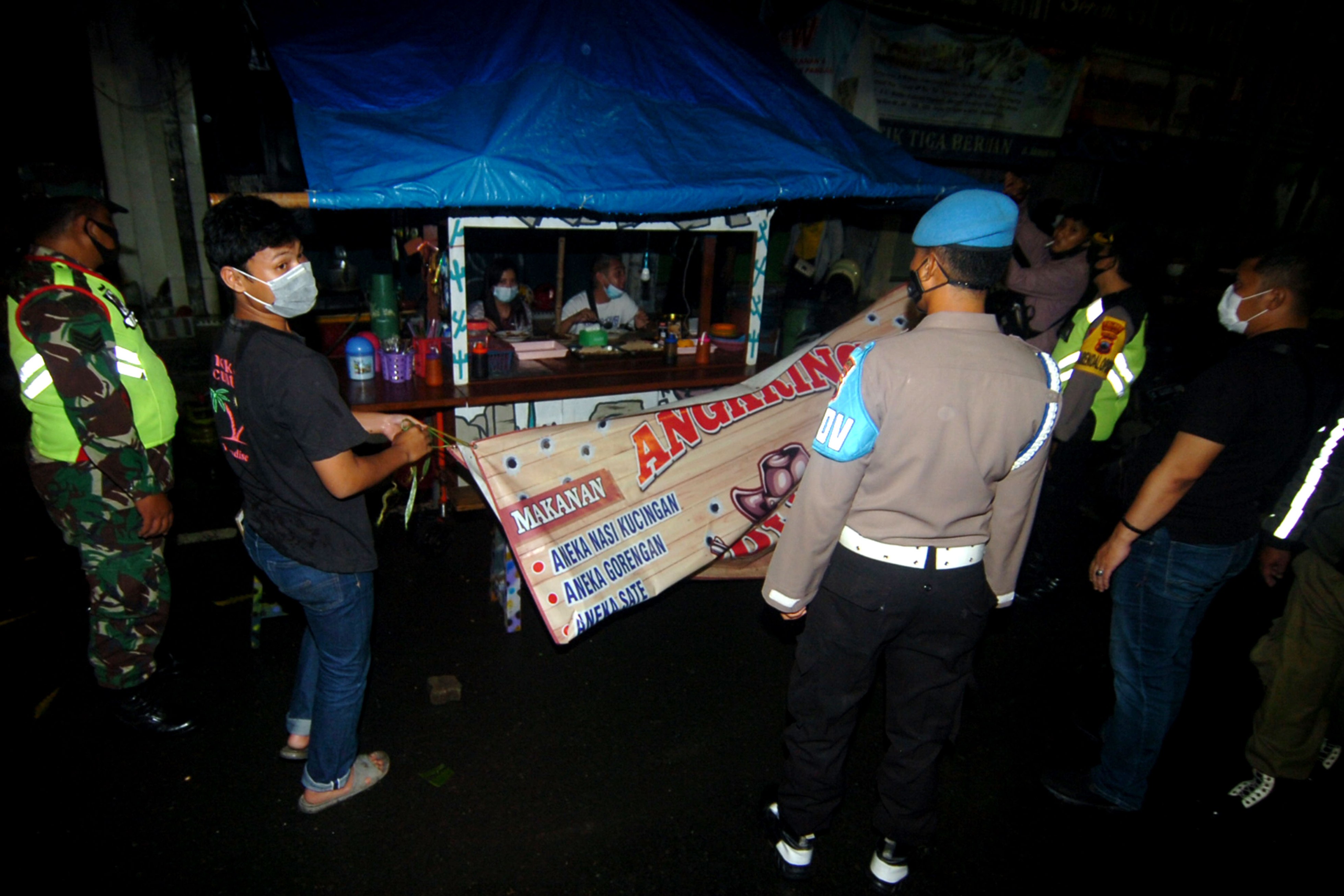 Petugas Tutup Paksa Swalayan Langgar PPKM di Kupang