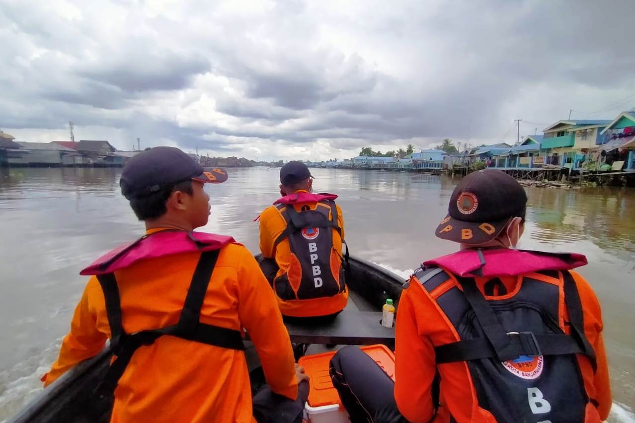 Tim BPBD Kalsel pantau debit air sungai.