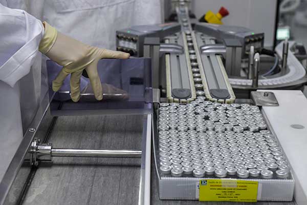 Produksi vaksin covid-19. 