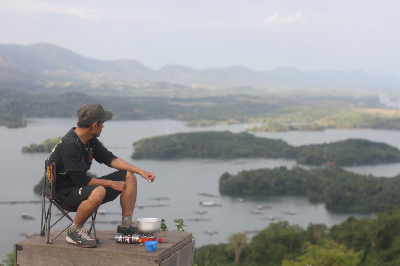 Melihat pemandangan dari atas Bukit Batas.