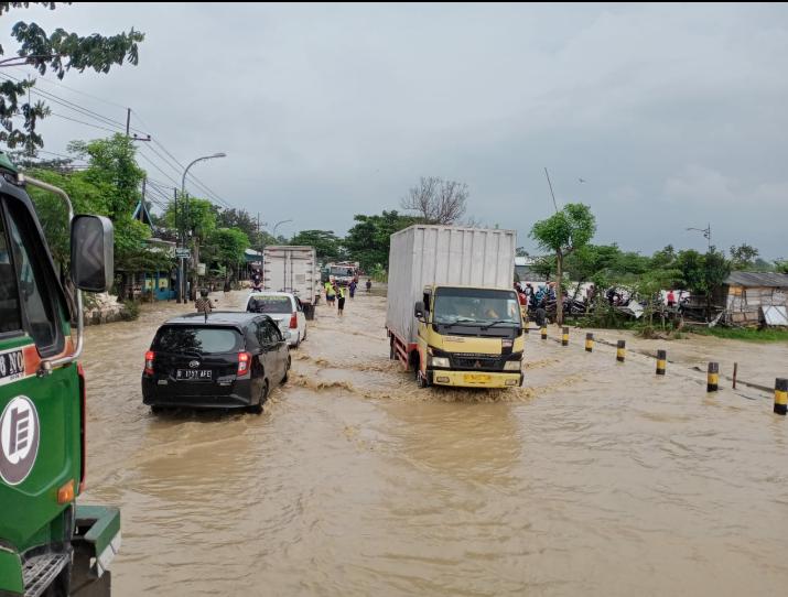  Jalan Pantura Kabupaten Tuban tepatnya di Desa Gesing dan Tunah, Kecamatan Semanding terendam banjir hambat lalulintas, Kamis (21/1/2021)