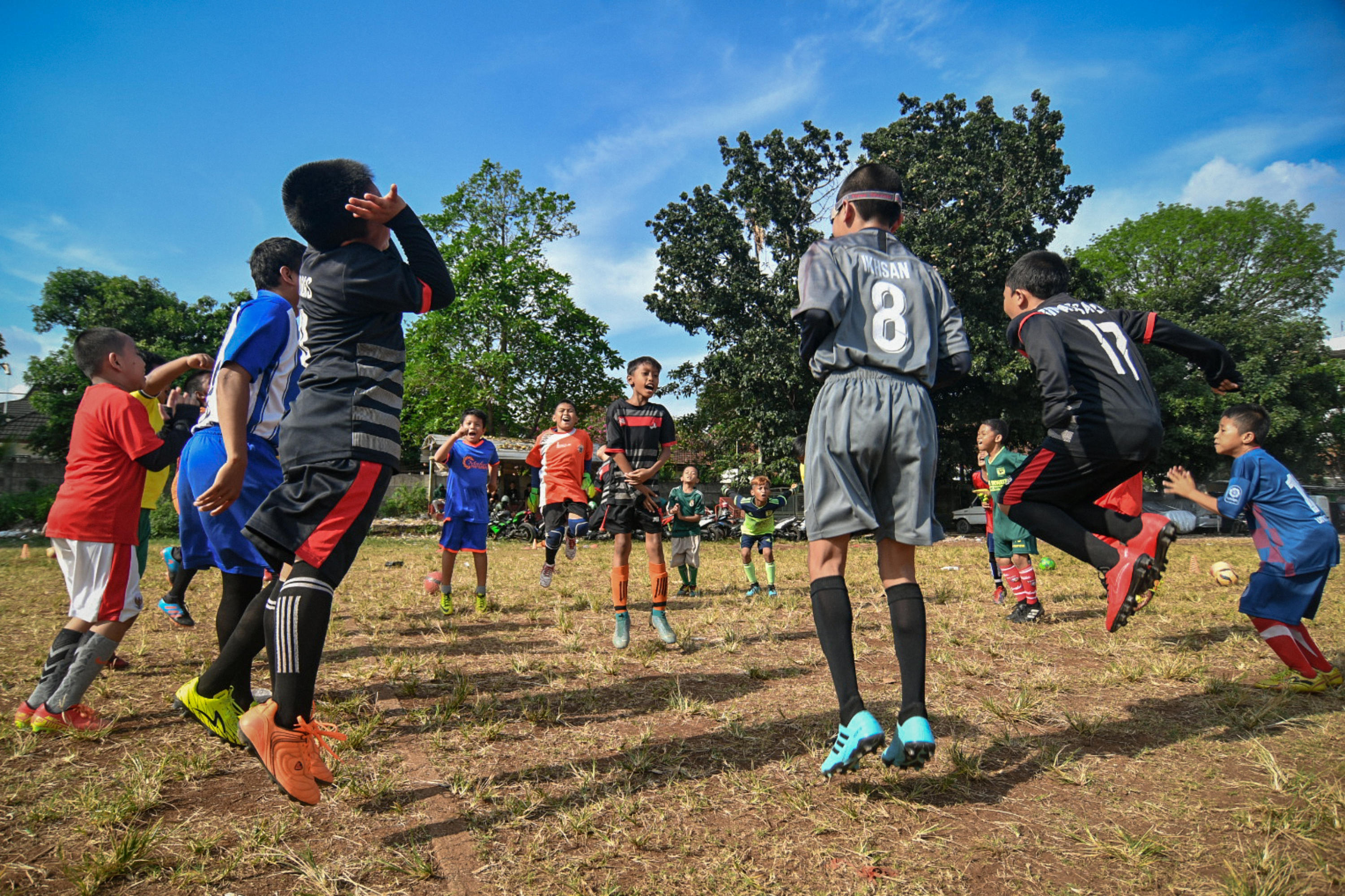 Sepakbola merupakan salah satu jenis olahraga yang mampu meningkatkan tumbuh kembang otot dan tulang anak.
