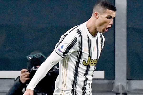 Pesepak bola Juventus  Cristiano Ronaldo