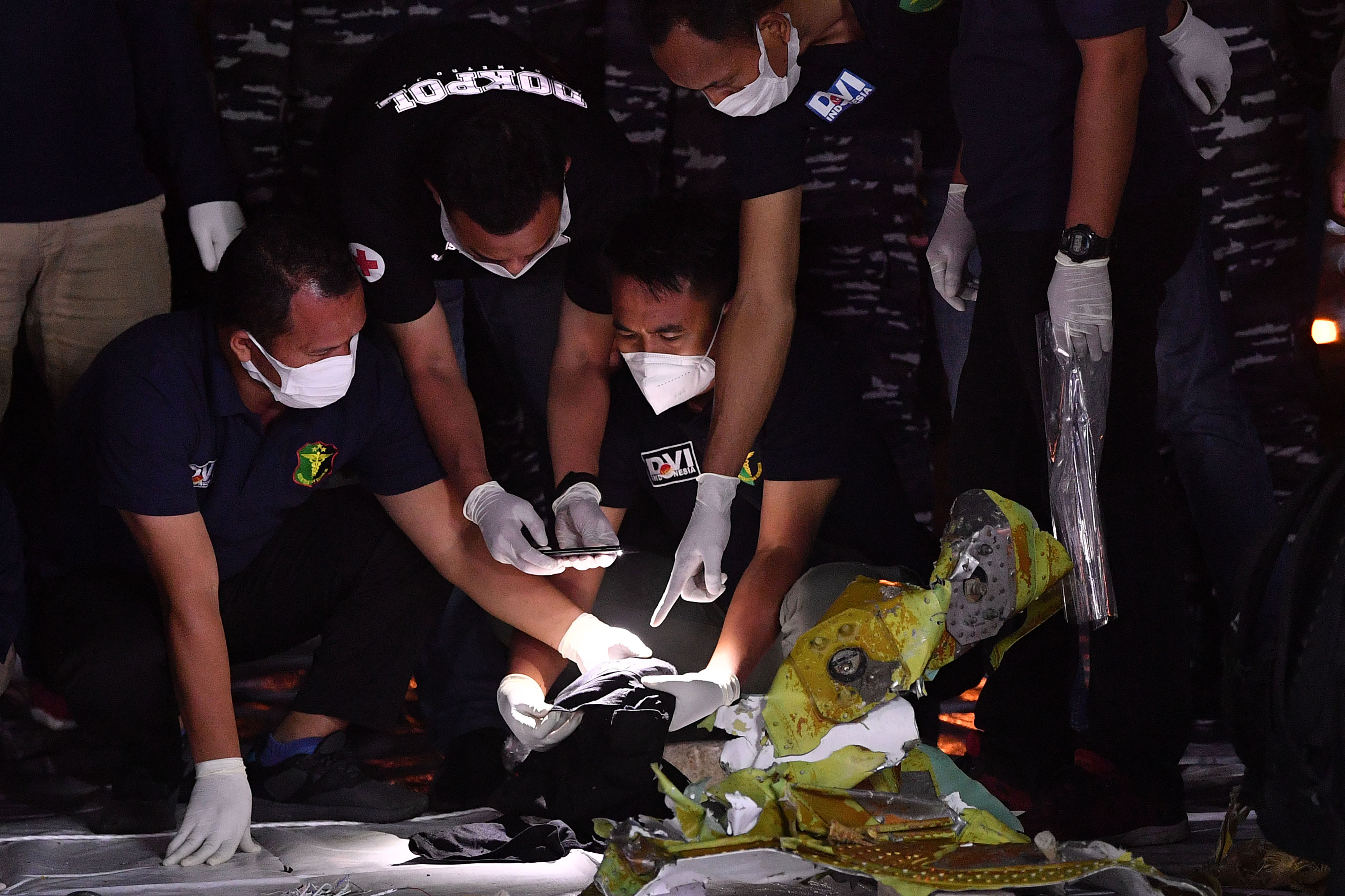  Tim DVI Polri mengidentifikasi pakaian yang diduga milik korban pesawat Sriwijaya Air SJ182 di Dermaga JICT