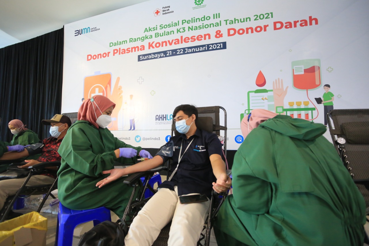 Petugas melakukan pengambilan sampel darah karyawan Pelindo III penyintas Covid-19 dalam acara donor plasma konvalesen, Kamis (21/1). 