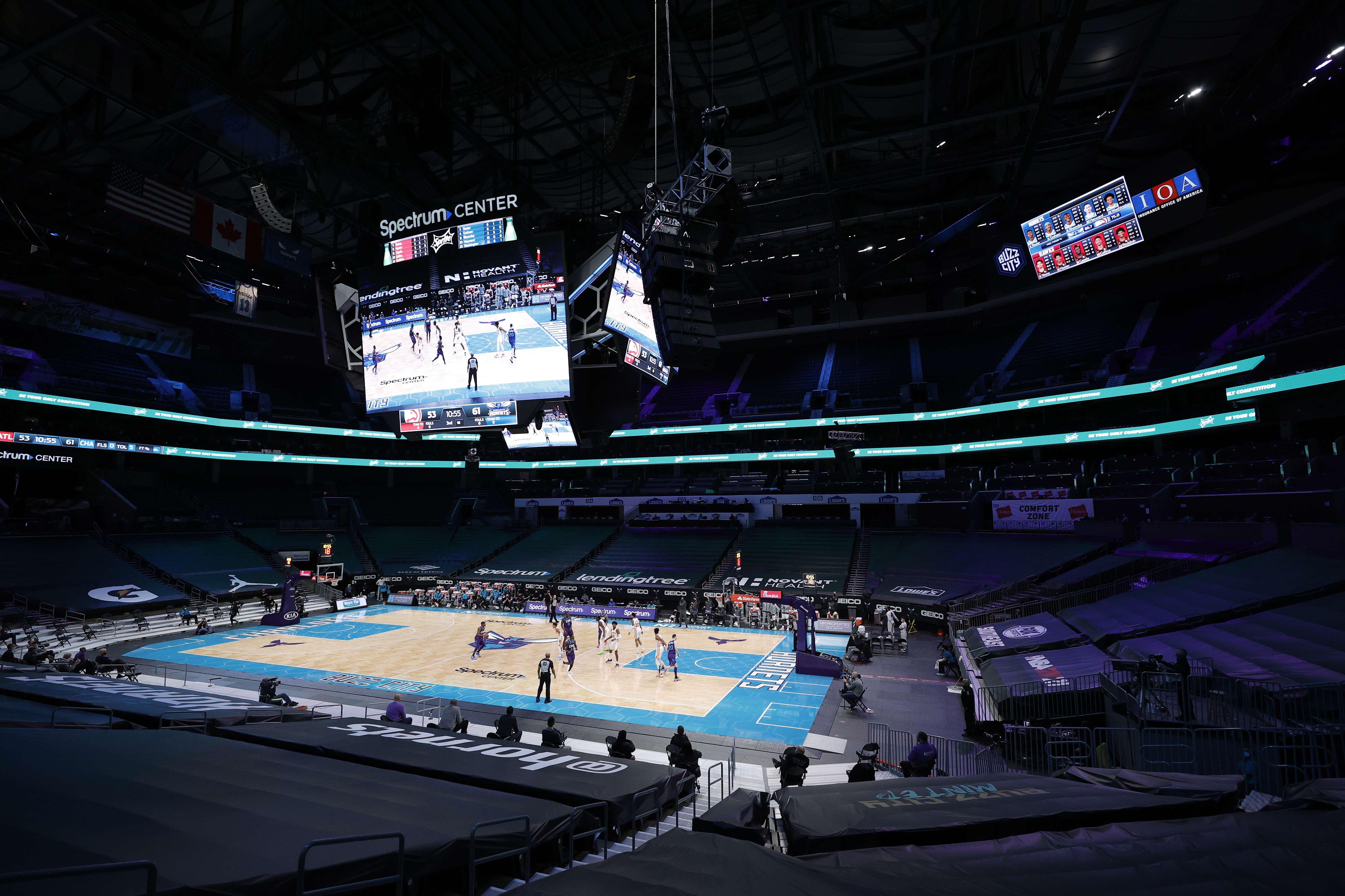 Suasana pertandingan NBA di Spectrum Center, Charlotte, North Carolina, AS. Laga NBA terpaksa ditunda karena kasus Covid-19. 