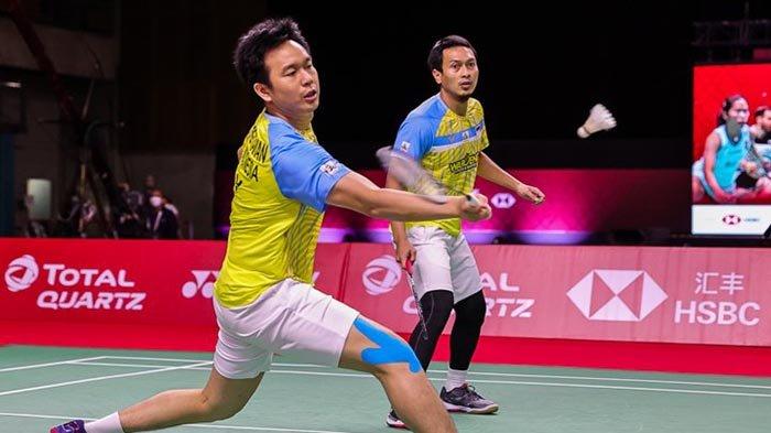 Pebulu tangkis ganda putra Indonesia Mohammad Ahsan (kanan) dan rekannya Hendra Setiawan mengembalikan kok ke arah lawannya.