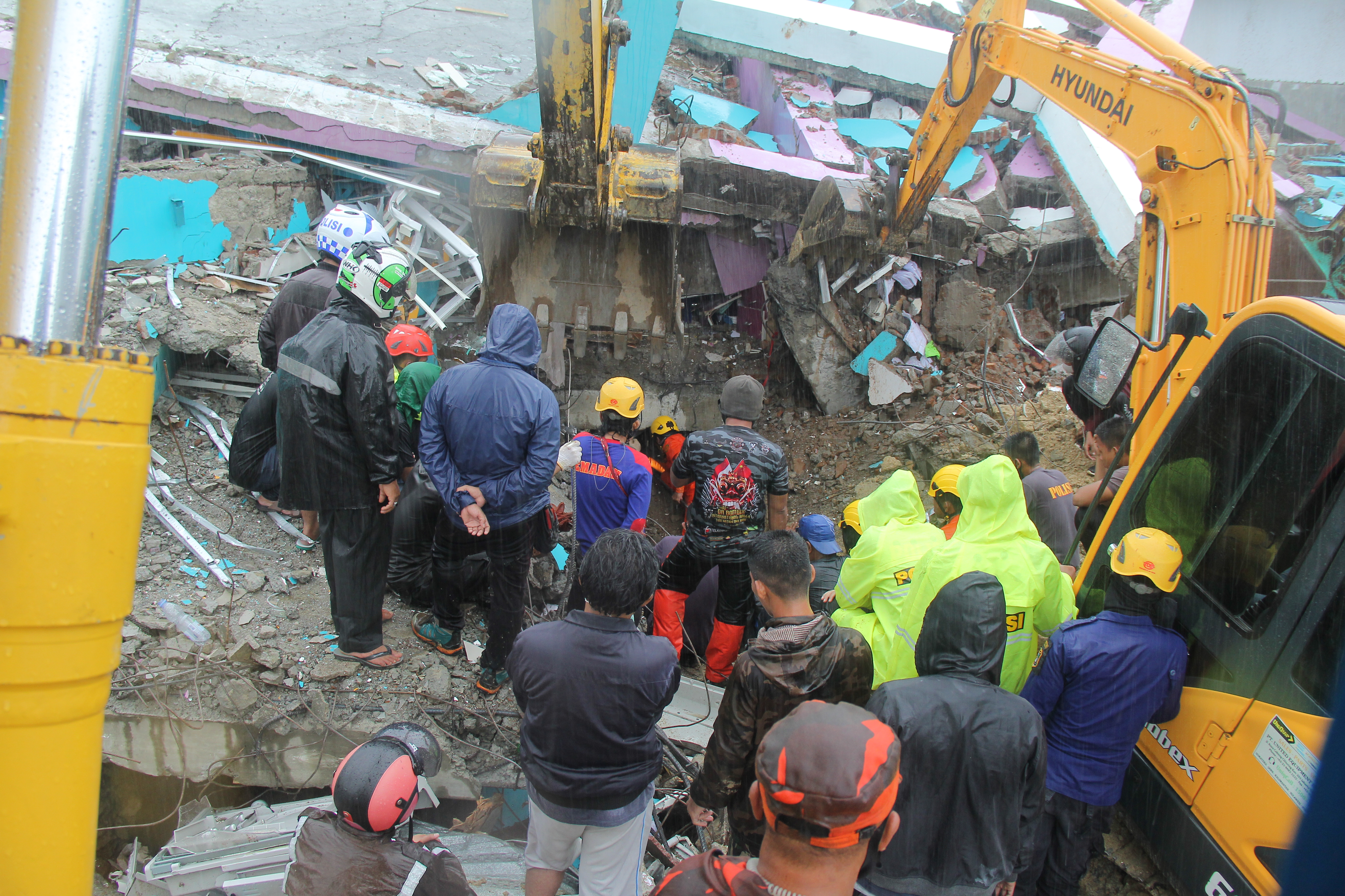 Proses evakuasi korban gempa di Mamuju Sulbar.
