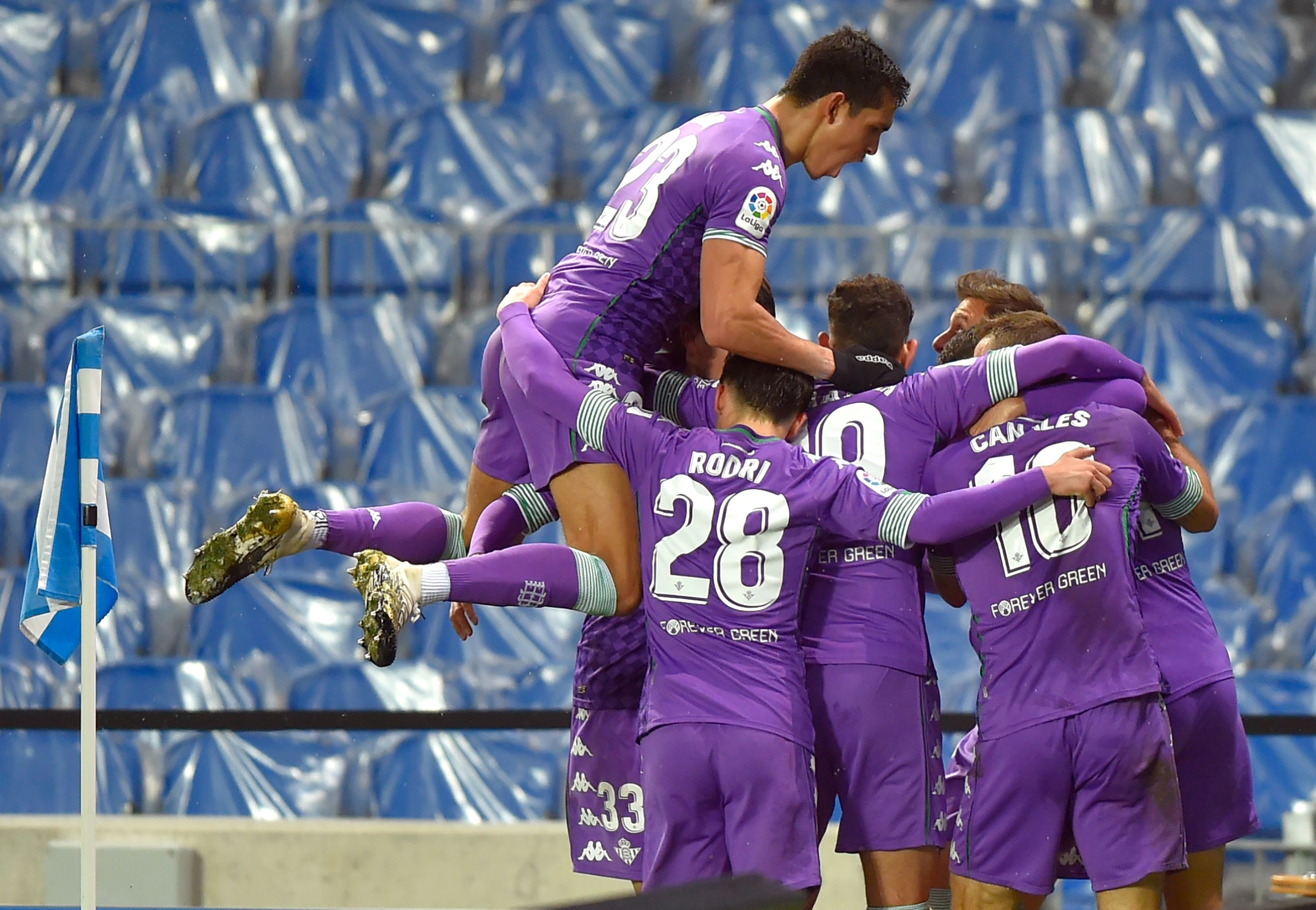 Para pemain Real Betis melakukan selebrasi usai mencetak gol ke gawang Real Sociedad di laga La Liga.