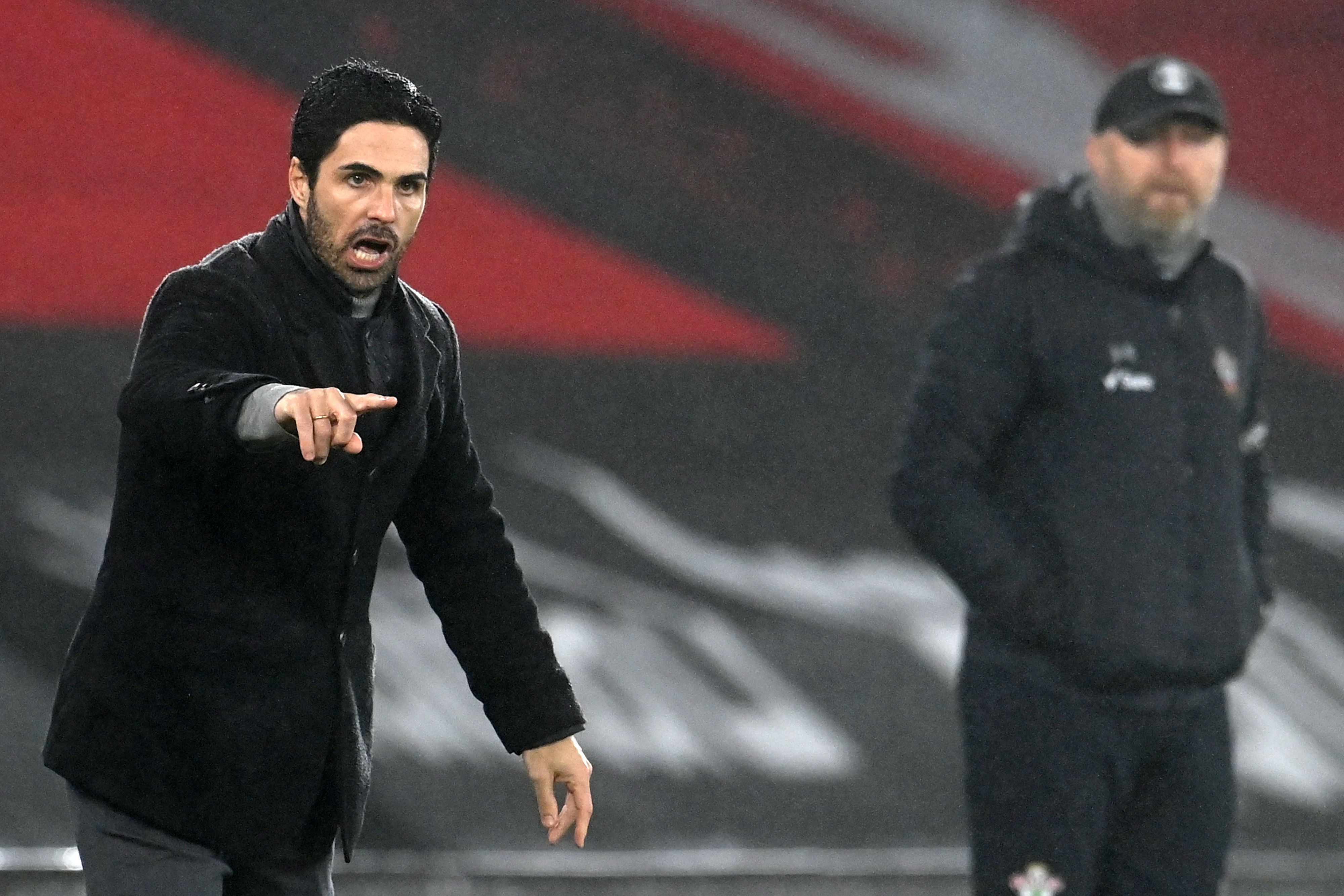 Pelatih Arsenal Mikel Arteta (kiri)