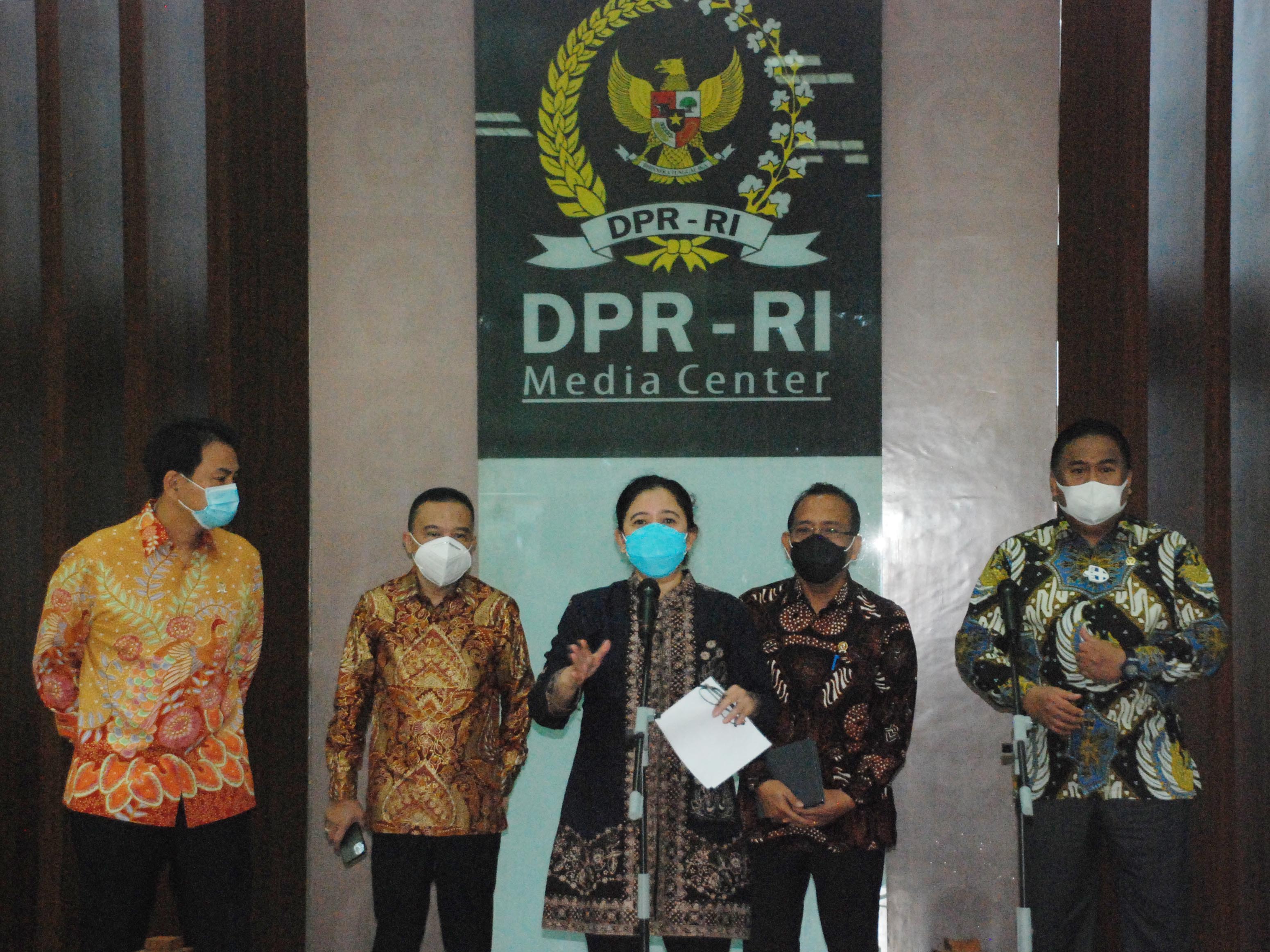 Ketua DPR Puan Maharani bersama Menteri Sekretaris Negara Pratikno (kedua dari kanan) didampingi dua Wakil Ketua DPR.