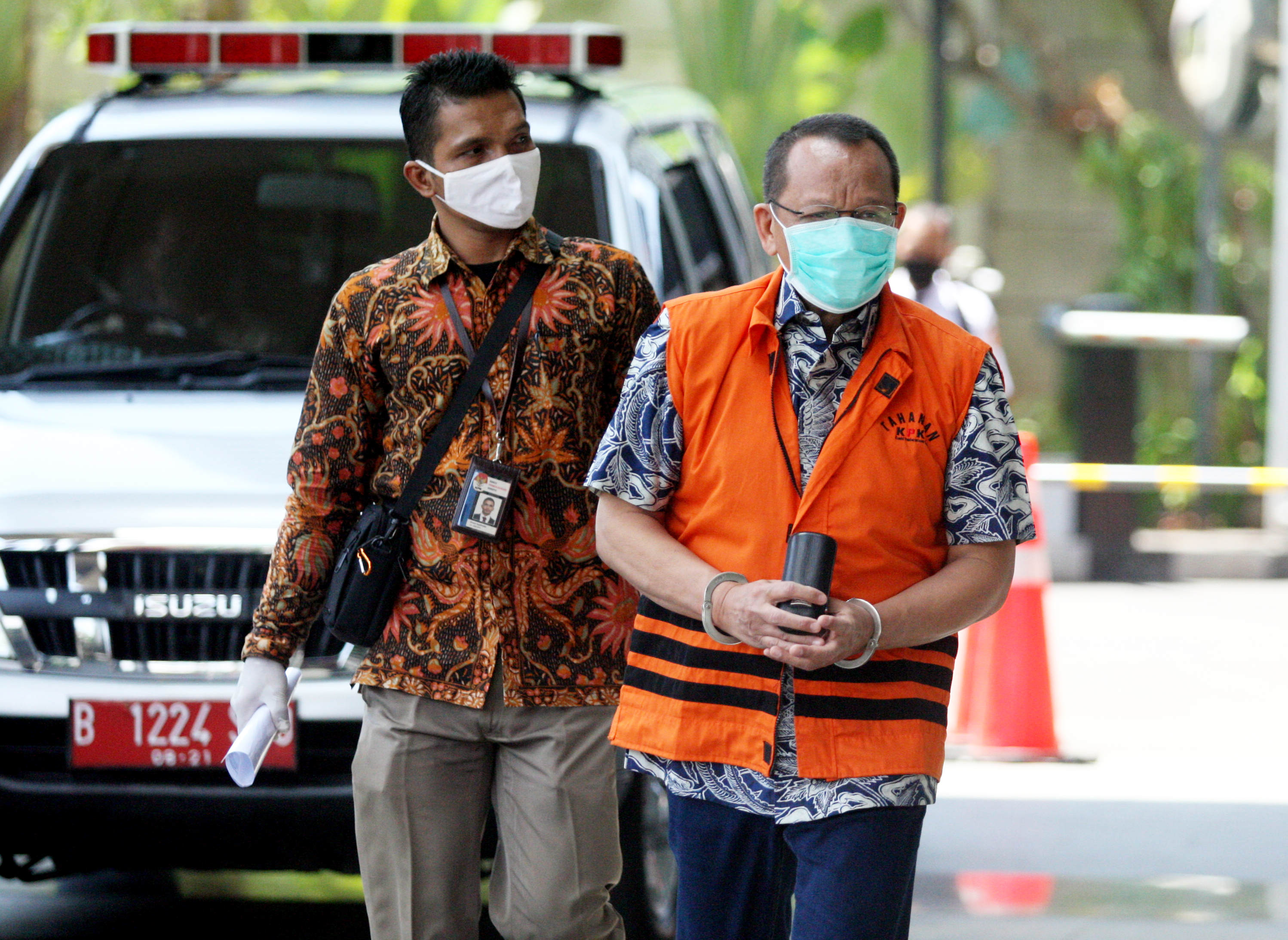 Tersangka kasus dugaan suap gratifikasi senilai Rp46 miliar, yang juga mantan Sekretaris MANurhadi (rompi oranye)