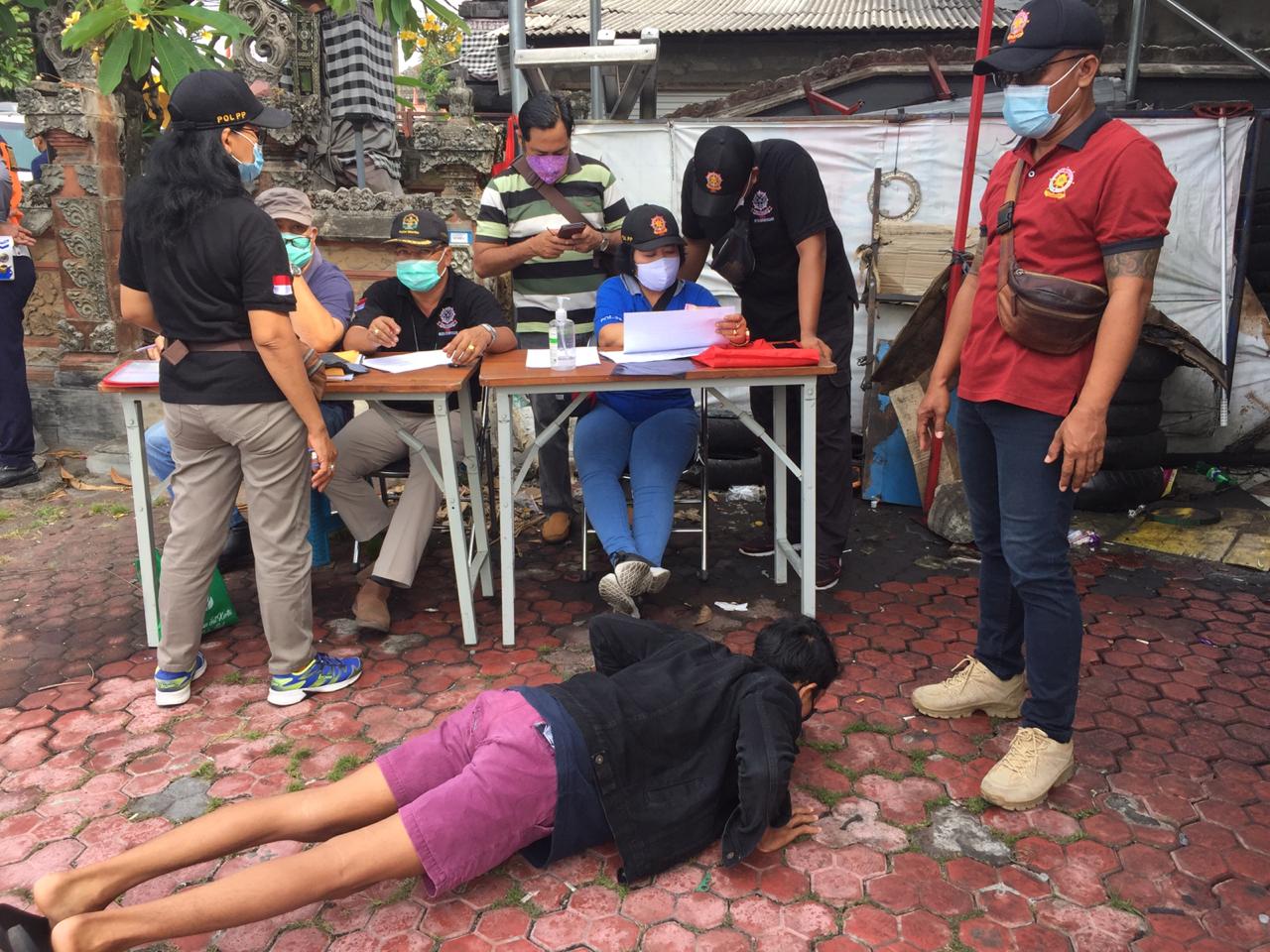 Pelanggar prokes covid-19 di Denpasar, Bali dihukum push up.