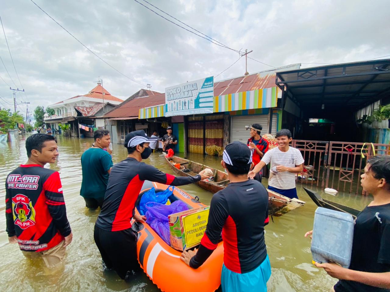 PT Arutmin Indonesia ikut membantu upaya evakuasi warga korban yang masih terjebak banjir di sejumlah wilayah, Senin (18/1/2021).