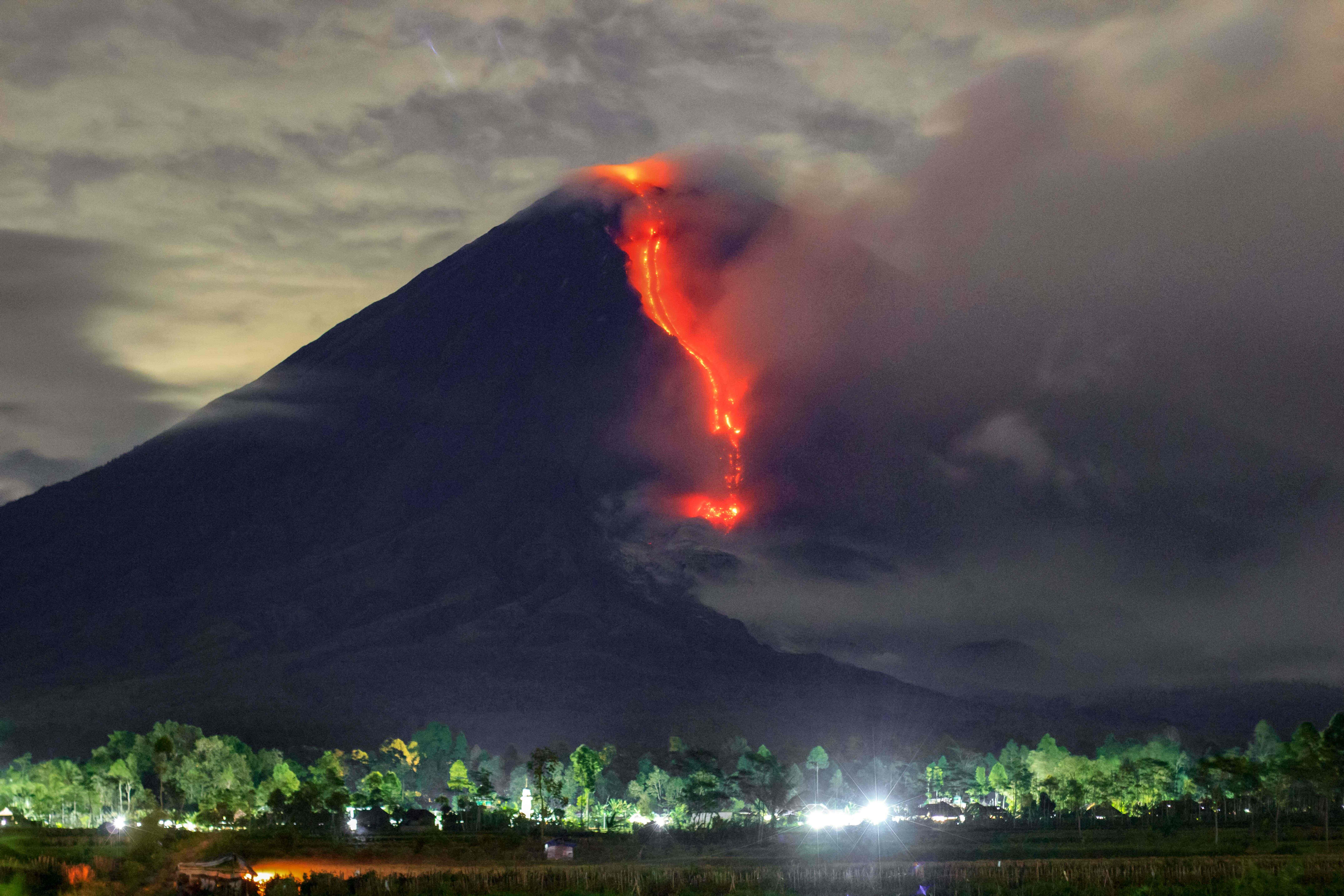 Gunung Semeru di Jawa Timur mengalami erupsi. 