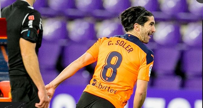 Pemain Valencia Carlos Soler melalukan selebrasi usai mencetak gol ke gawang Valladolid di laga La Liga.