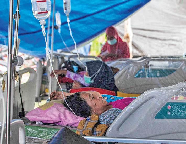 Farida, 54, menjalani perawatan di RSUD Sulawesi Barat di Mamuju, kemarin.