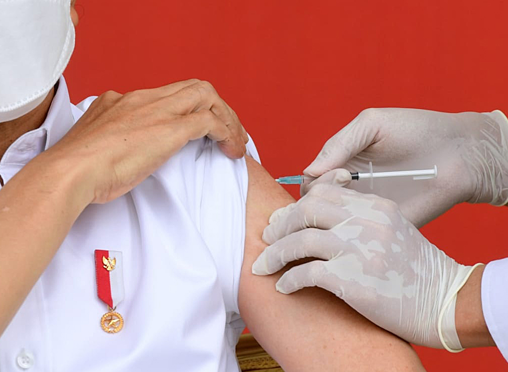 Presiden Joko Widodo menerima dosis pertama vaksin covid-19, Rabu (13/1).