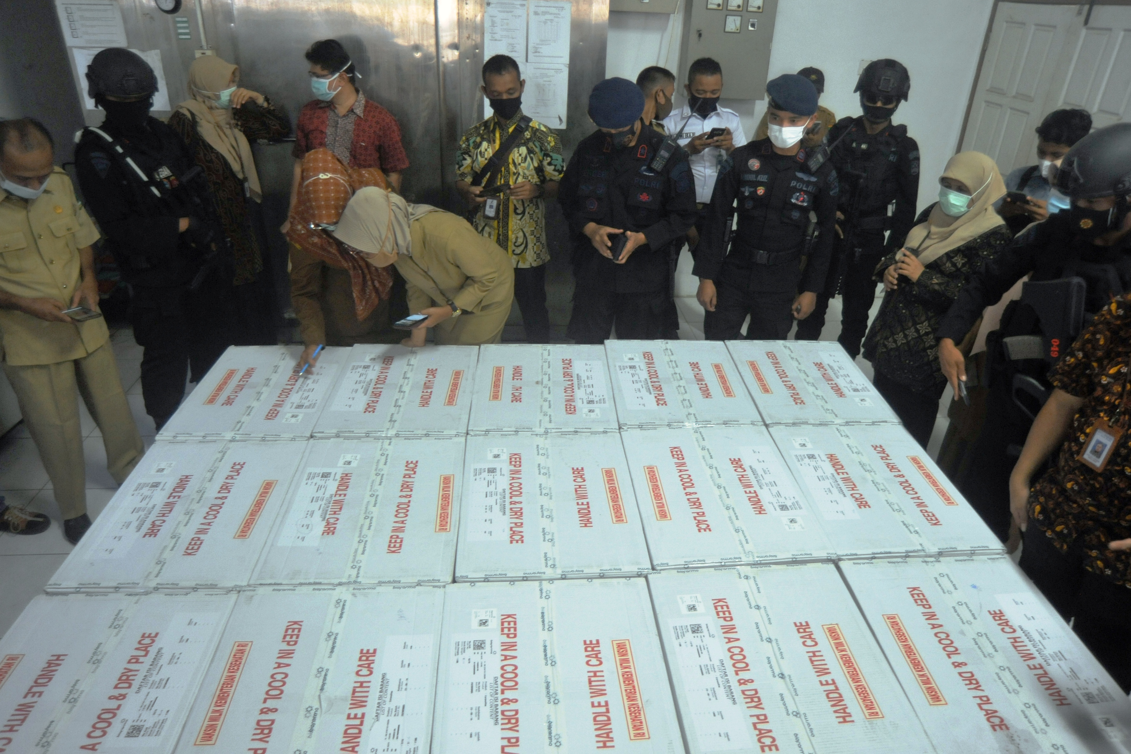 Petugas Dinas Kesehatan memeriksa kondisi pengepakan vaksin COVID-19 Sinovac setibanya di gudang farmasi Dinas Kesehatan Sumbar.