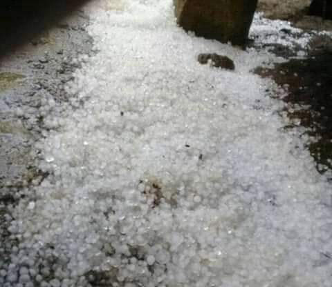 ANGIN kencang disertai hujan es menerjang sejumlah wilayah di Kecamatan Pasirkuda, Kabupaten Cianjur, Jawa Barat, Senin (18/1) 