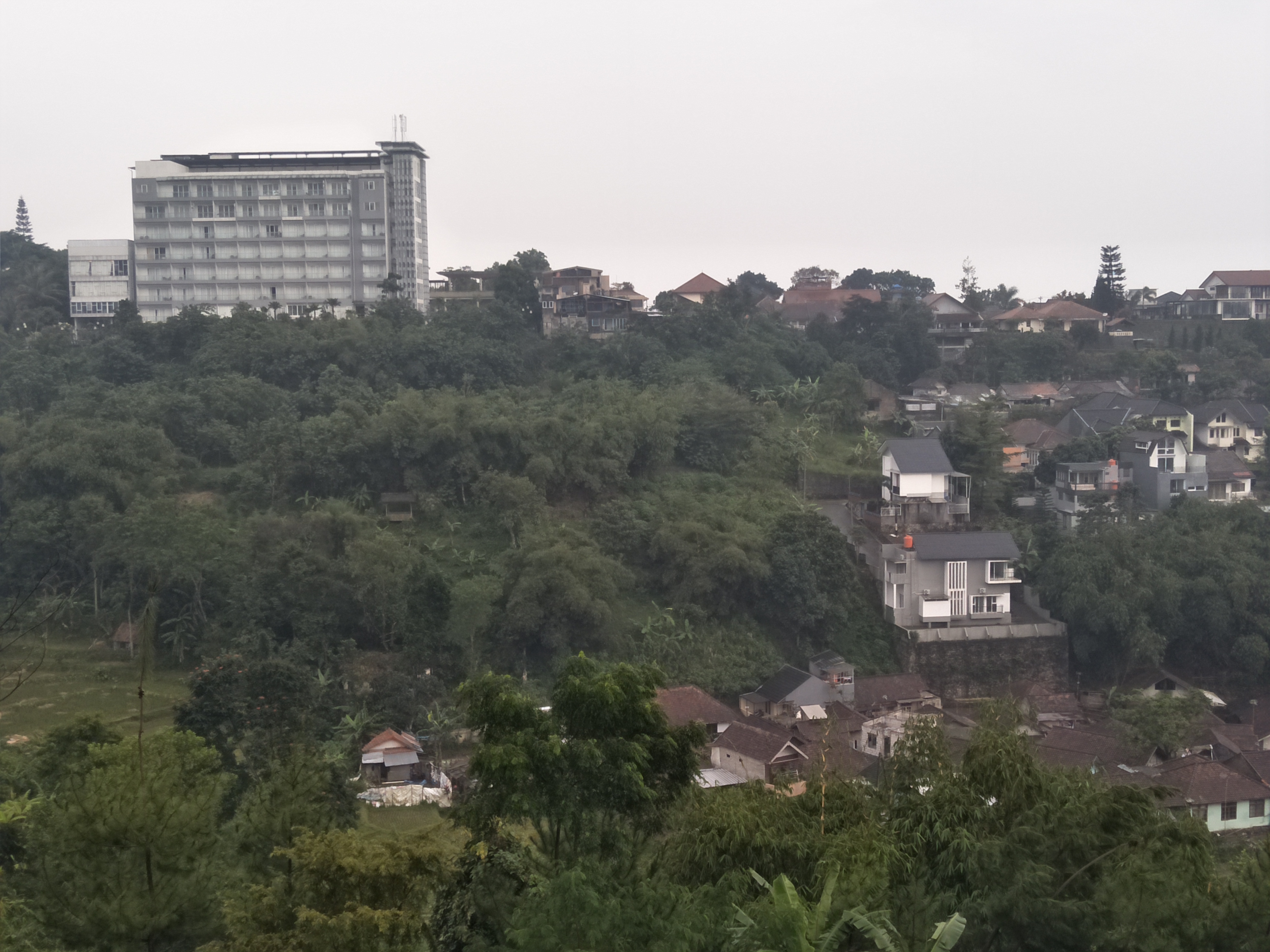 Banyak rumah dan perumahan tumbuh di kawasan Bandung utara, menyebabkan daerah resapan air berkurang. 