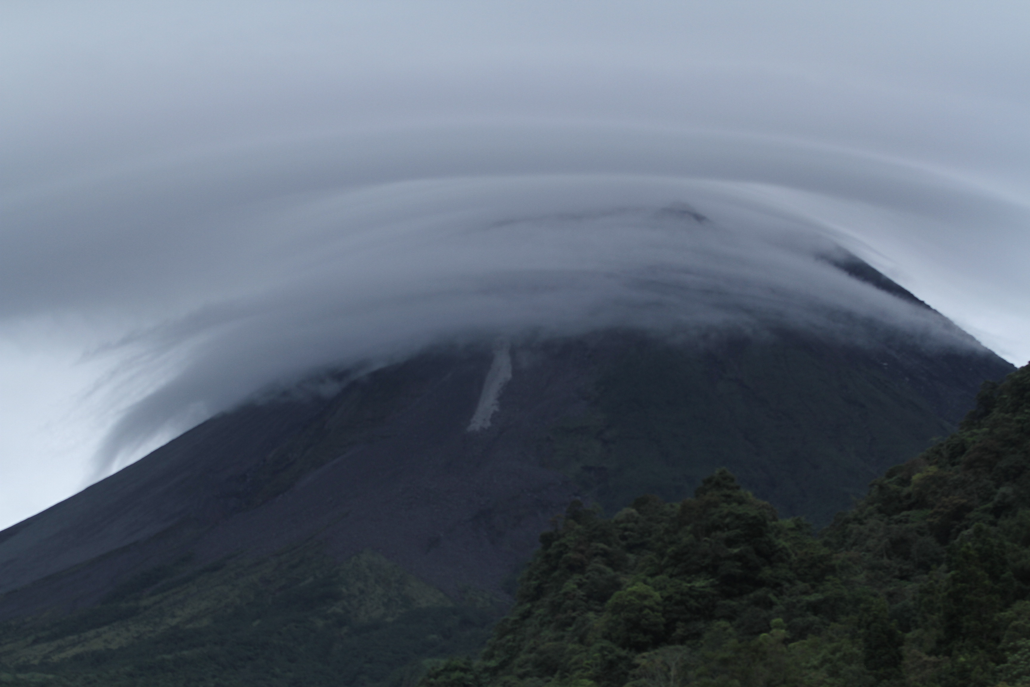 Awan lentikular menutupi puncak Gunung Merapi yang terlihat dari Kaliurang, Sleman, DI Yogyakarta, Kamis (14/1/2021).