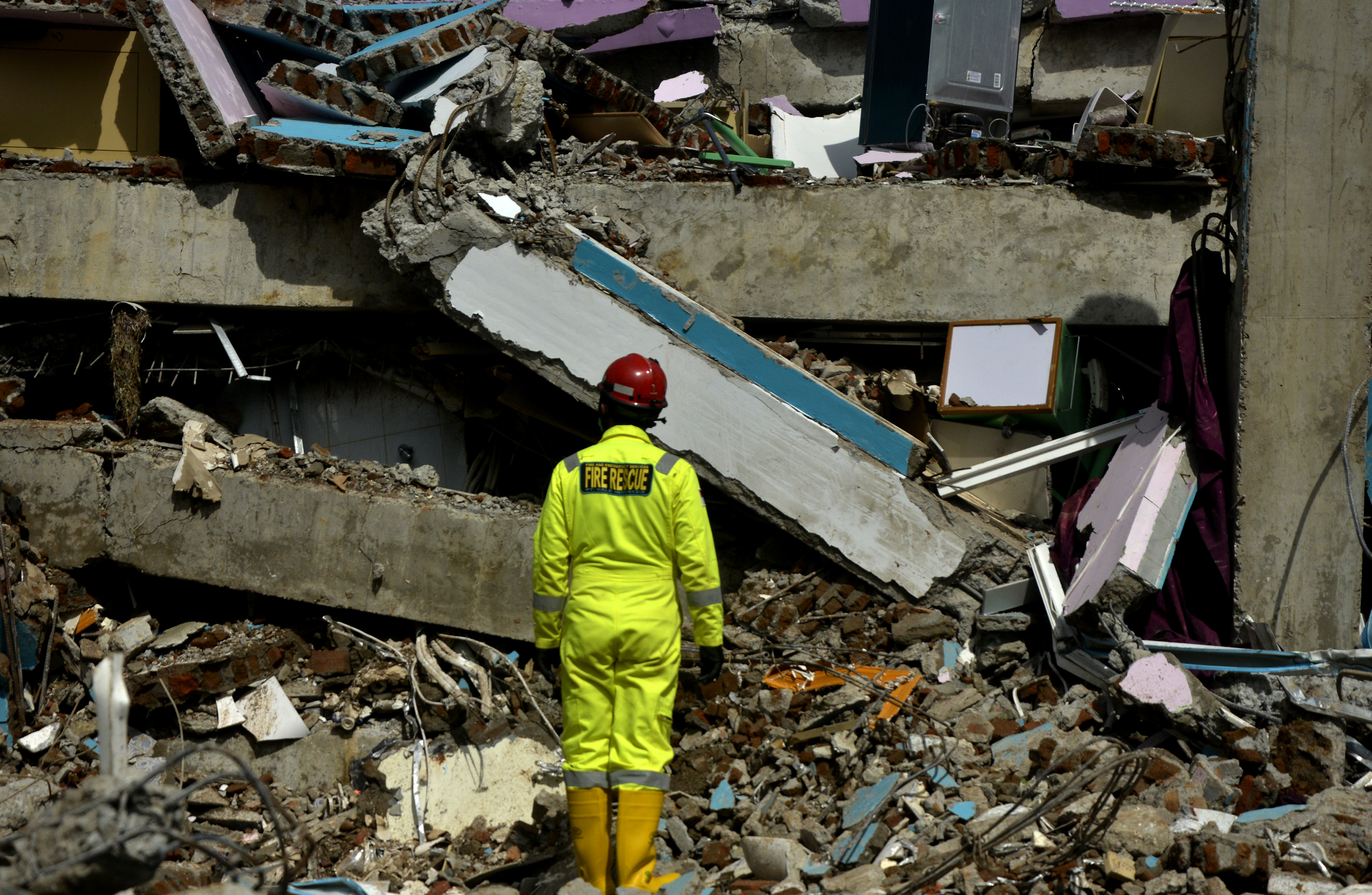  Tim SAR gabungan melakukan pencarian korban gempa bumi di Rumah Sakit Mitra Manakarra di Mamuju, Sulawesi Barat, Senin (18/1/2021).