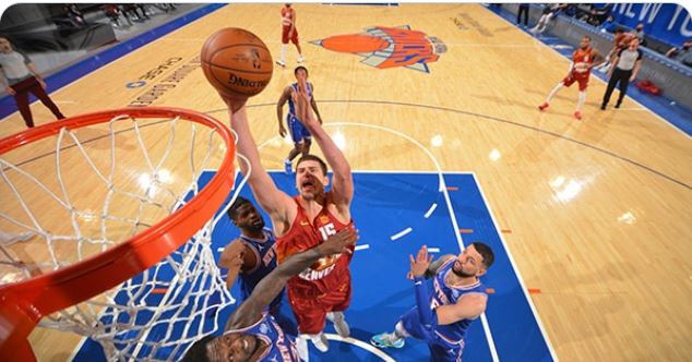 Pemain Denver Nuggets Nikola Jokic melepaskan tembakan dalam laga NBA melawan New York Knicks.