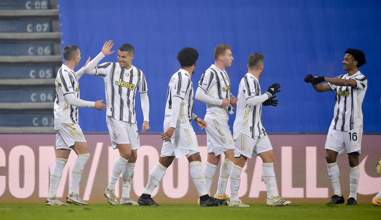 Para pemain Juventus melakukan selebrasi usai mencetak gol ke gawang Napoli di laga Super Coppa Italia.