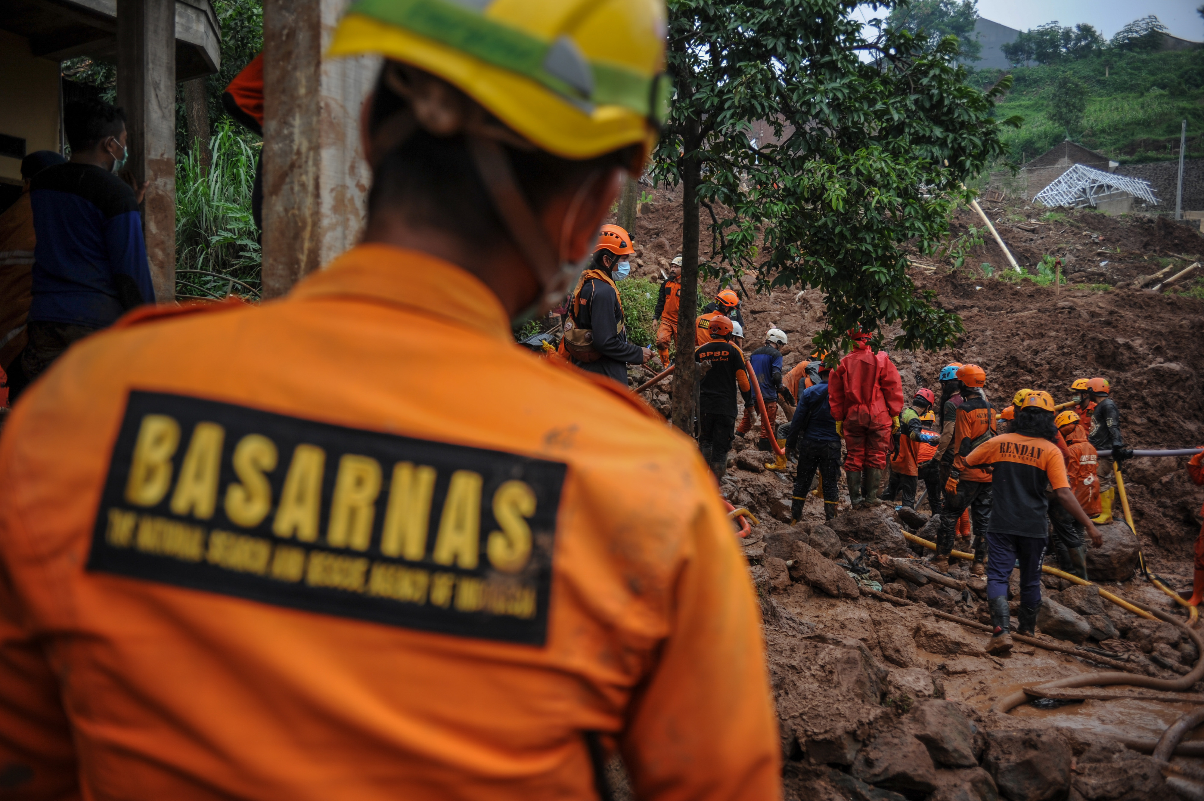 PENCARIAN KORBAN LONGSOR CIMANGGUNG: