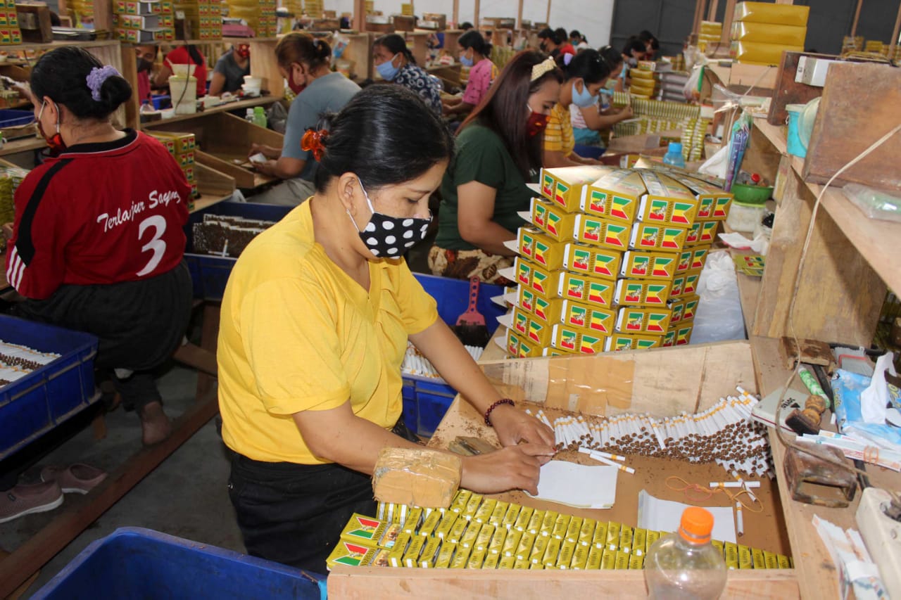 Buruh pabrikan rokok di Malang, Jawa Timur sedang bekerja. Formasi mendukung pemberantasan rokok ilegal.