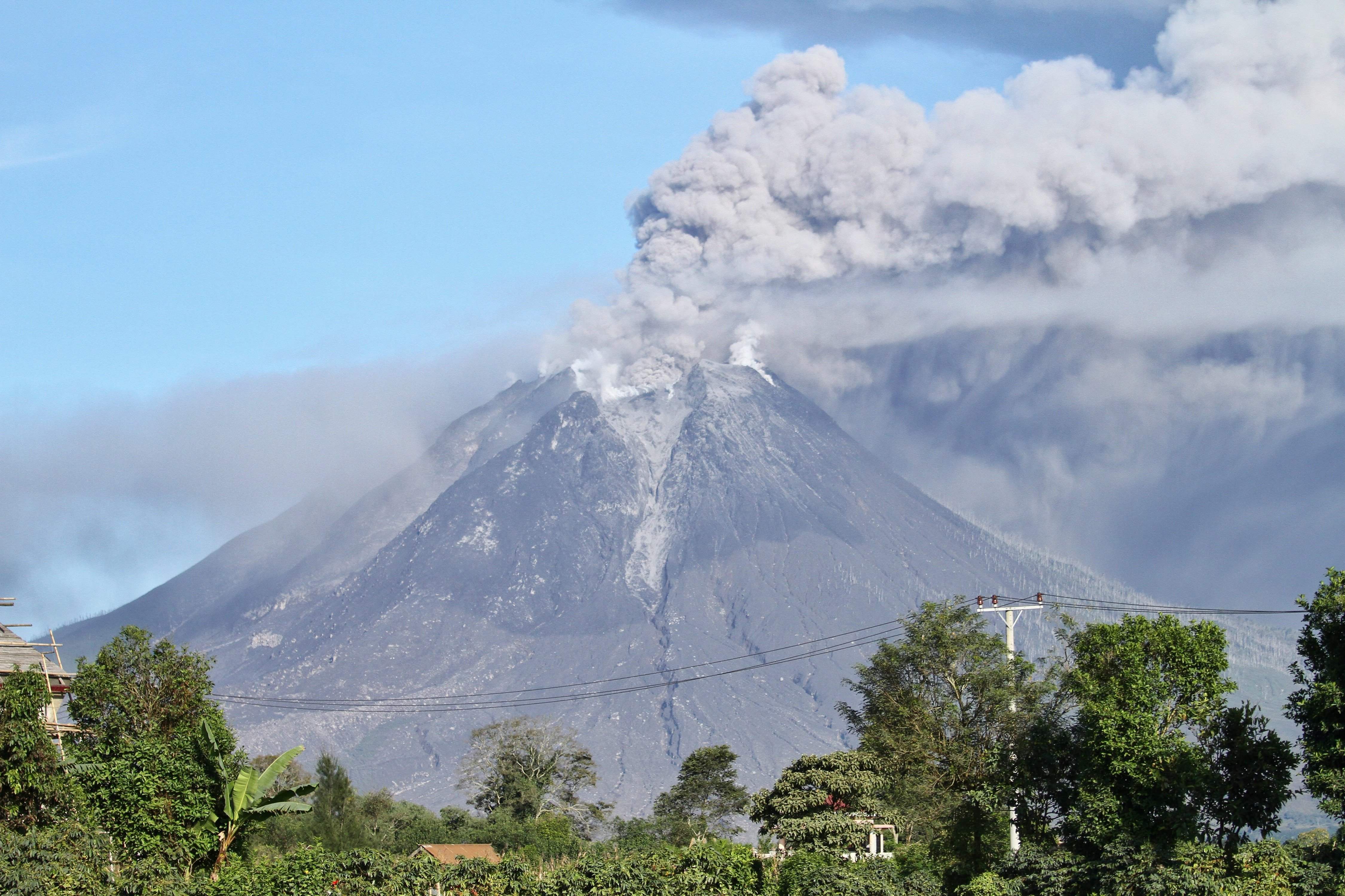 Ilustrasi Gunung Sinabung yang mengalami erupsi.