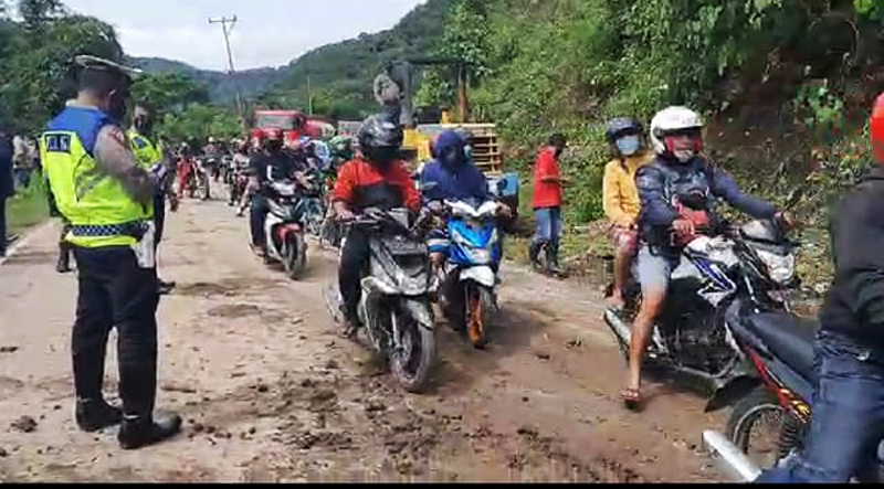 Jalan utama yang menghubungkan Kabupaten Ende dan Sikka, NTT yang tertutup longsor sejak Rabu (20/1/2021) sudah bisa dilewati. 