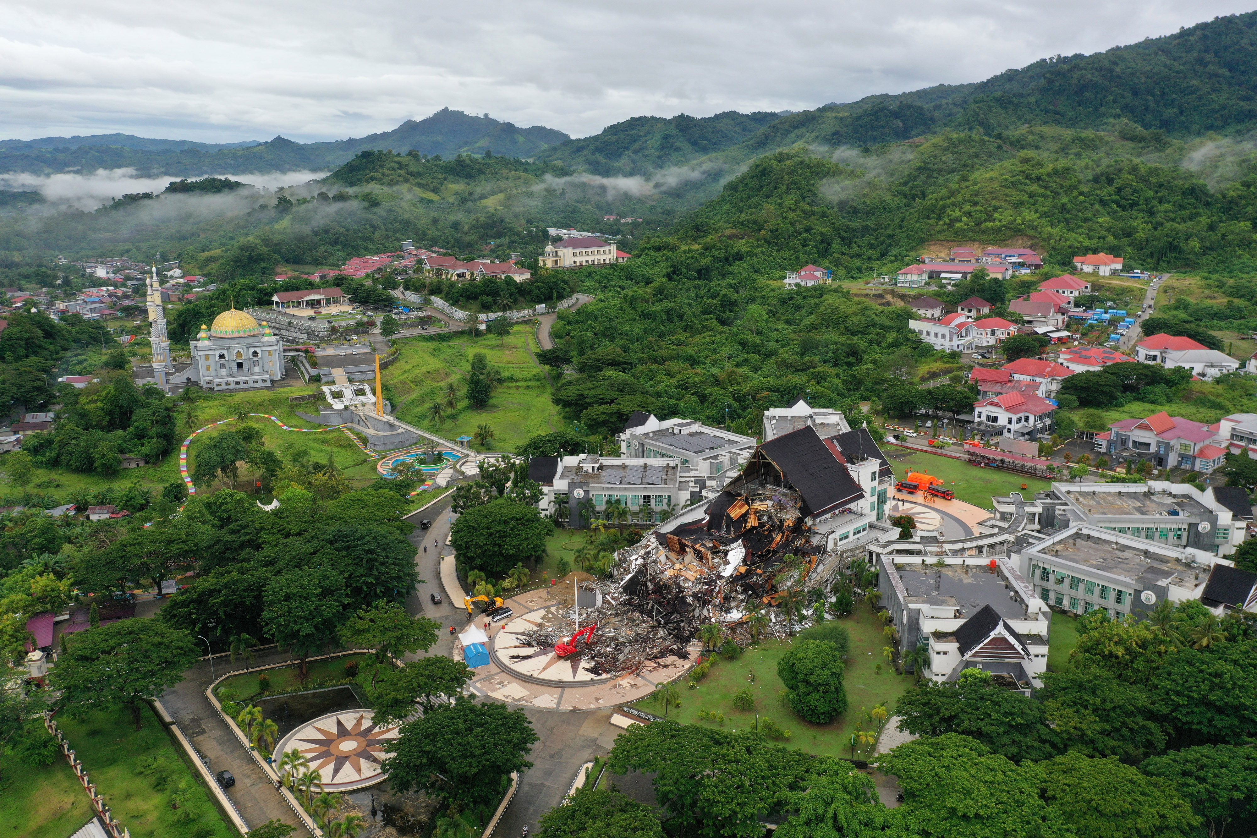 Foto aerial Gedung Kantor Gubernur Sulawesi Barat yang rusak akibat gempa bumi magnitudo 6,2 di Mamuju, Sulawesi Barat, Sabtu (16/1).