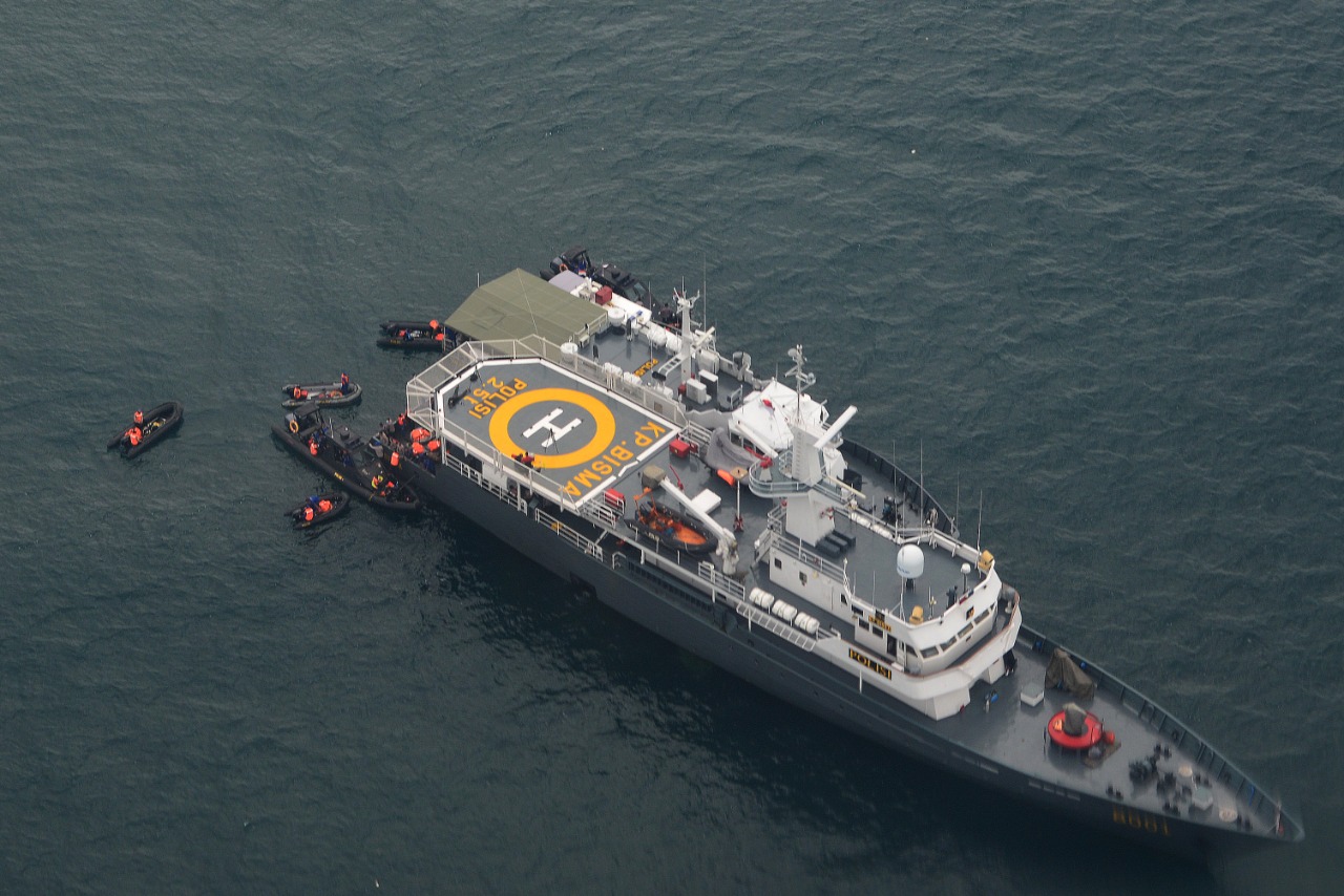 Suasana proses pencarian penumpang dan pesawat Sriwijaya Air dipantau dari pesawat CN-295 milik TNI AU di Kep Seribu,  Minggu (10/1/2021)