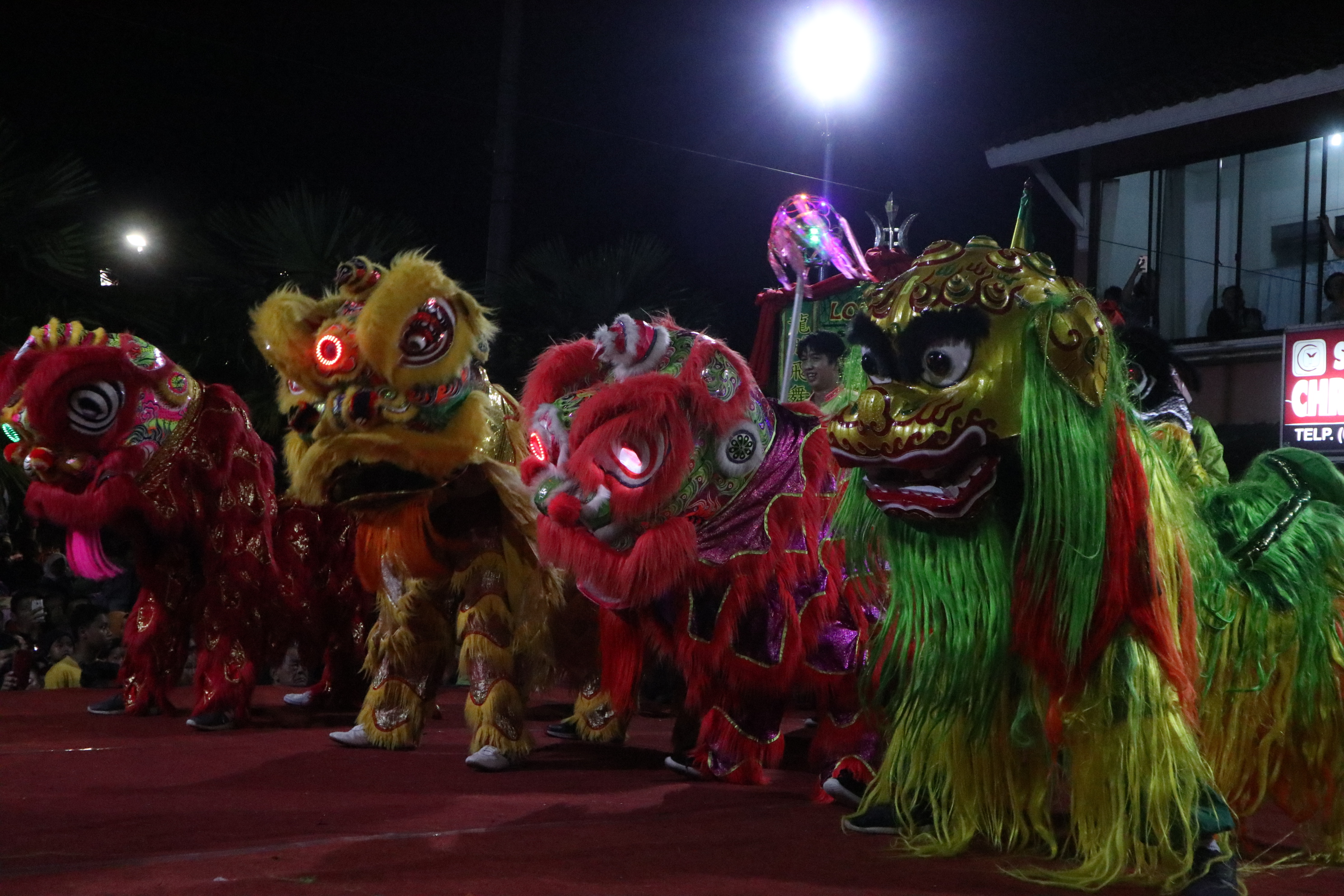 Pertunjukan barongsai meriahkan perayaan Cap Go Meh di Klenteng Kong Ling Bio Temanggung, 8 Februari 2020.