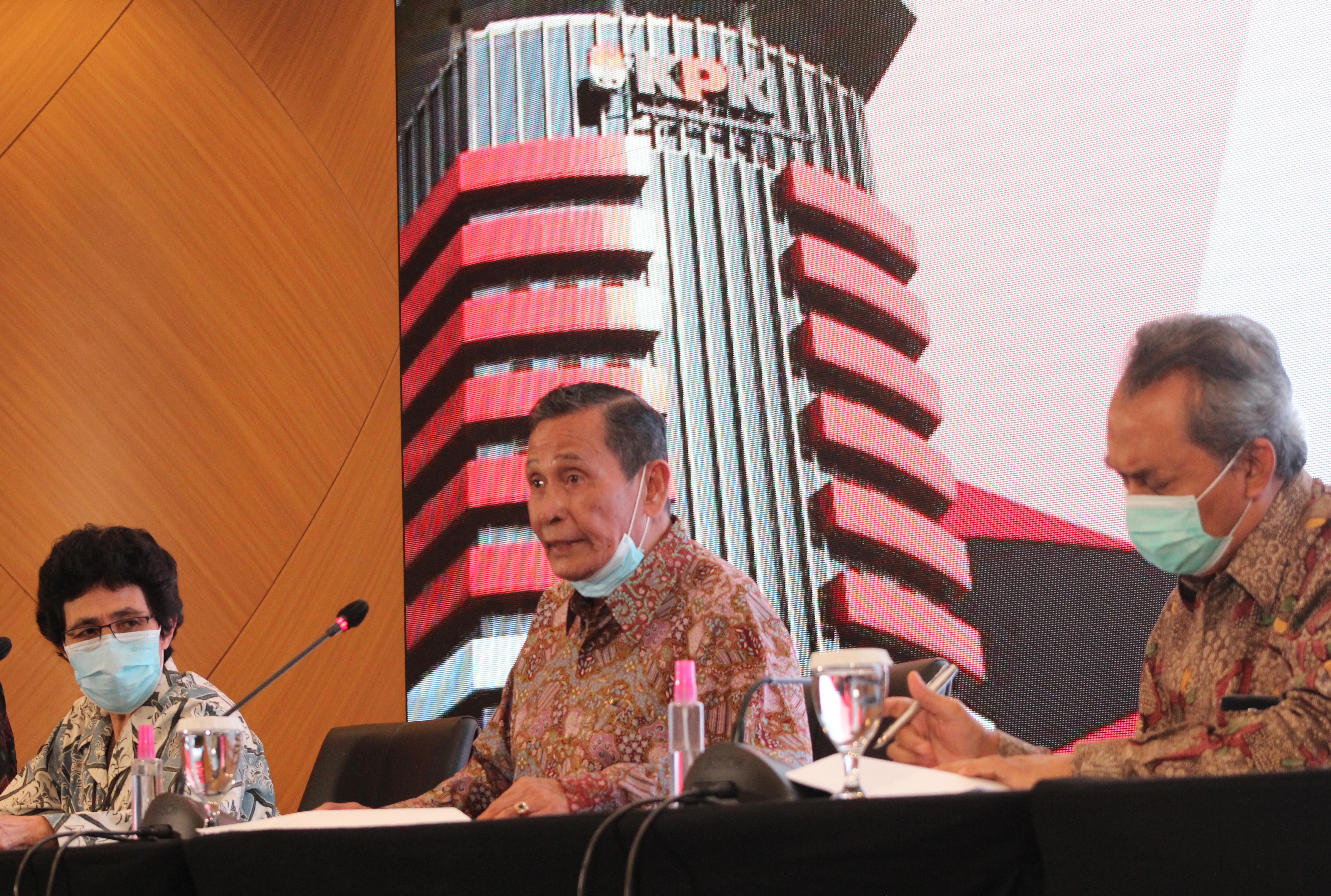 Ketua Dewan Pengawas Tumpak Hatorangan (kanan) dengan didampingi anggota Dewan Pengawas Albertina Ho.