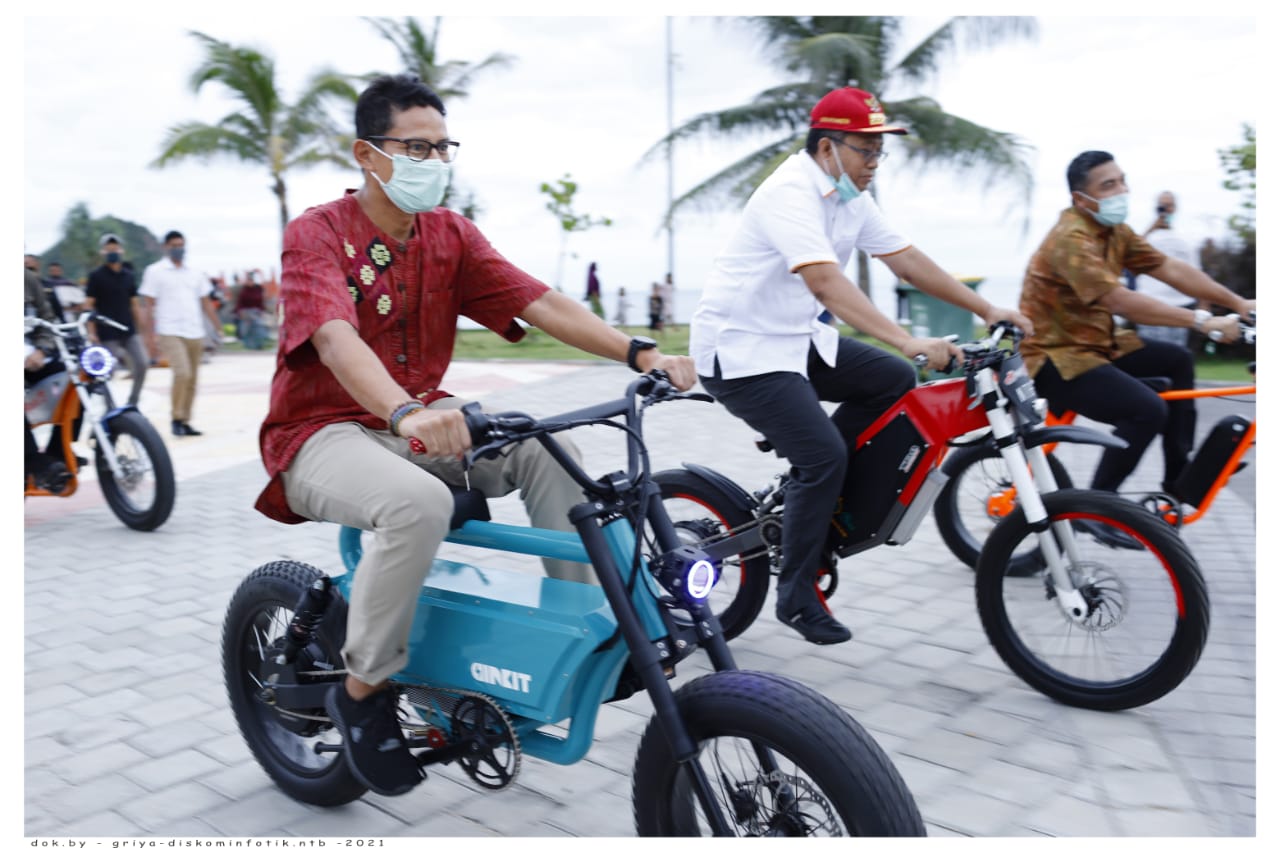 Menparekraf Sandiaga Uno berkeliling Sikuit Mandalika menggunakan sepeda listrik.