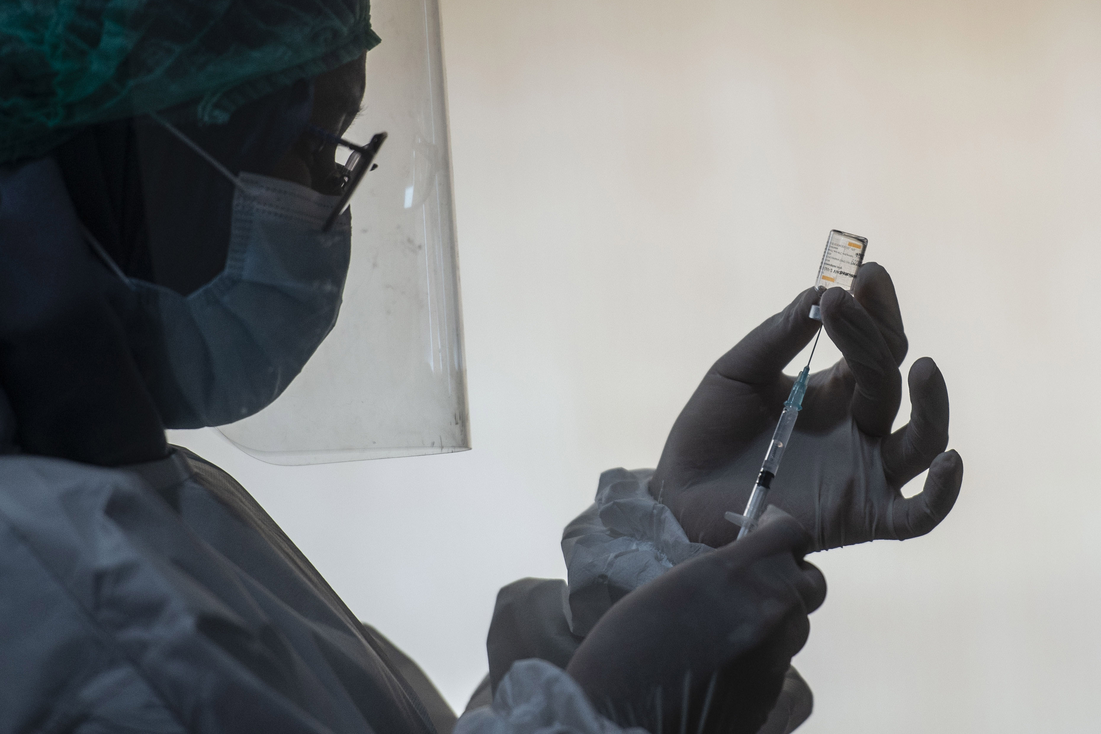 Petugas medis menyiapkan vaksin covid-19