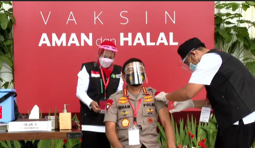 Kapolri Jenderal idhan Azis menerima suntikan vaksin covid-19.