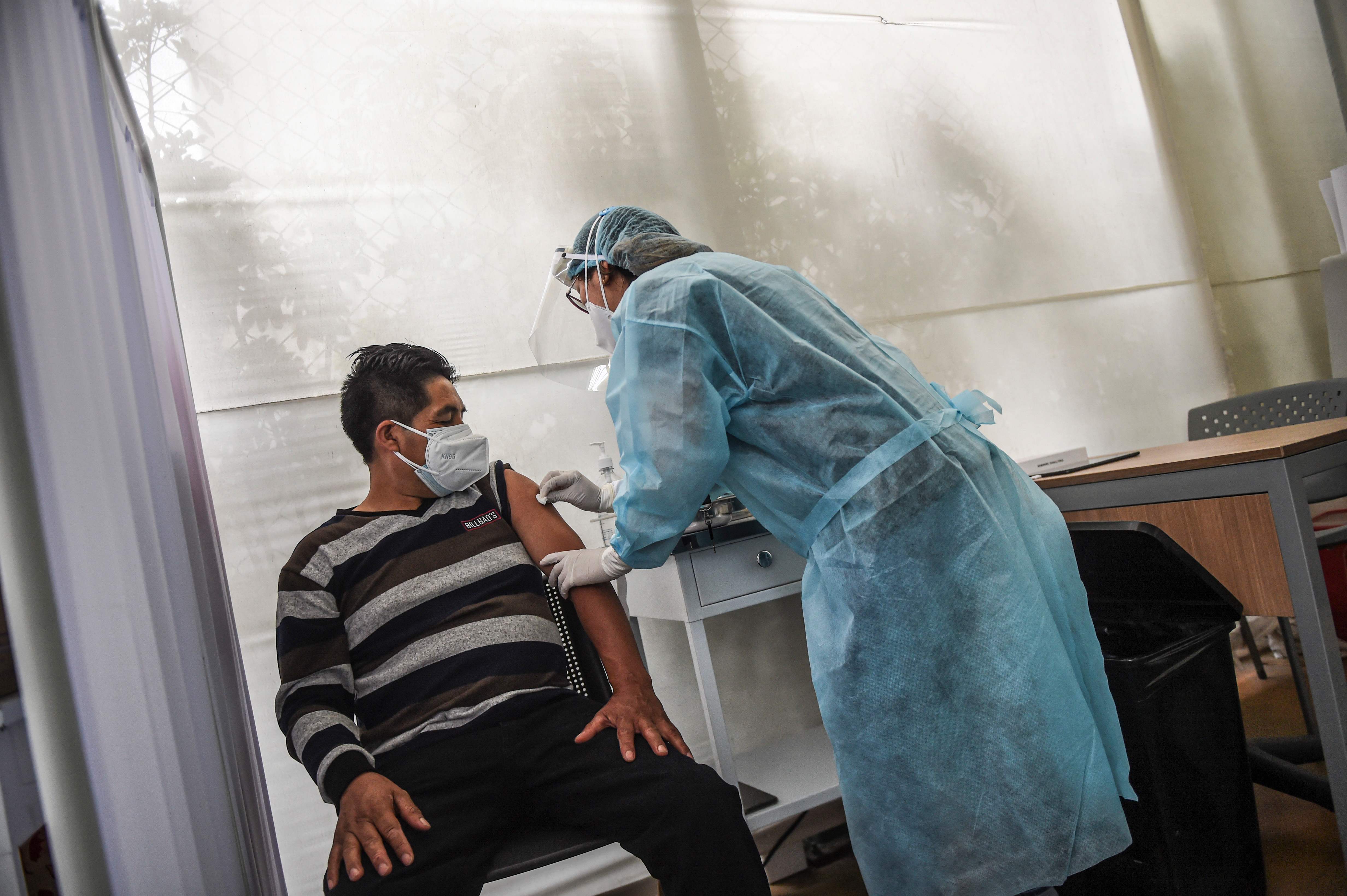 Ribuan Orang di Beijing Antre untuk Divaksinasi