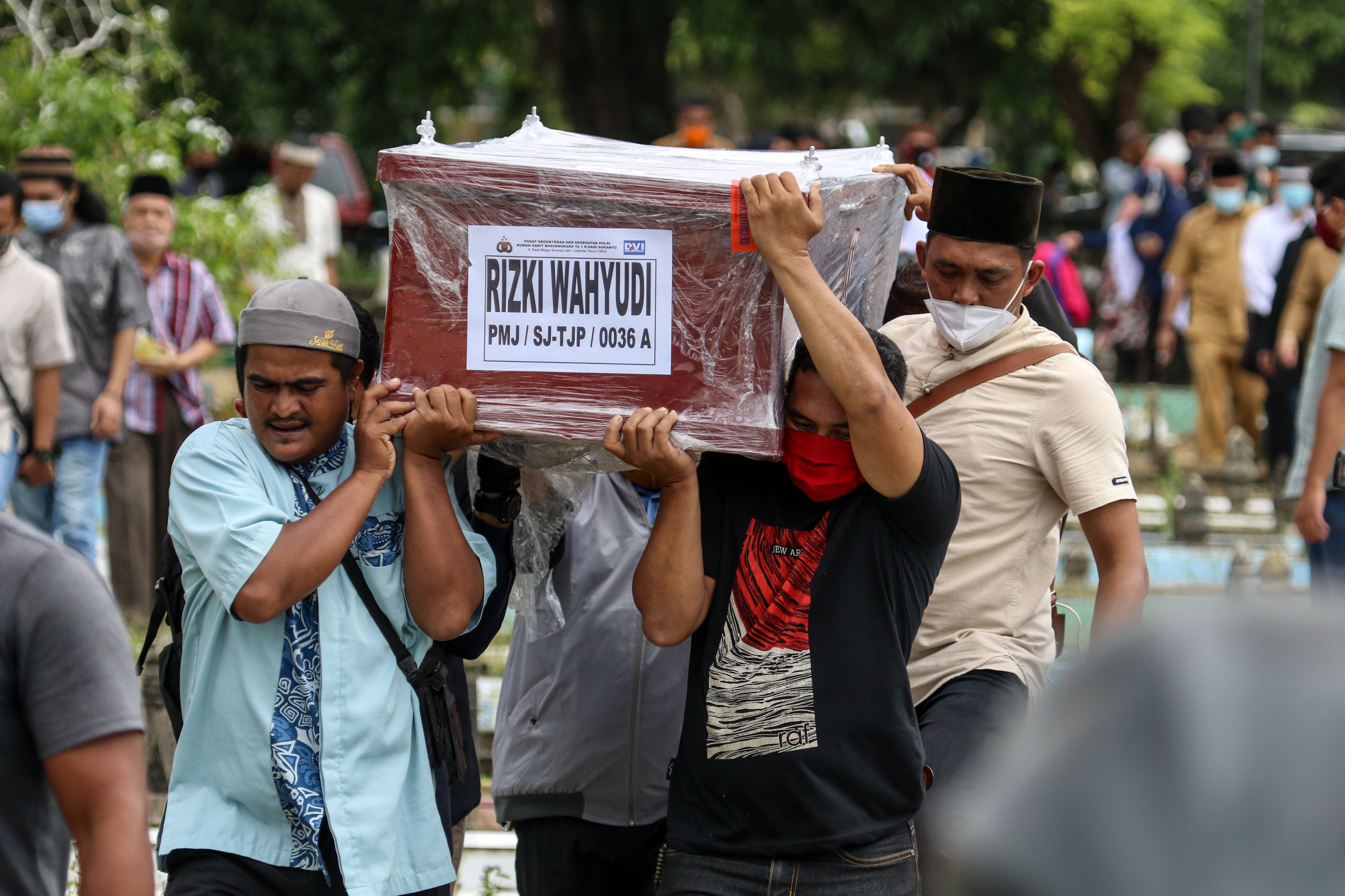 Keluarga dan kerabat mengusung peti jenazah Rizky Wahyudi untuk dimakamkan di pemakaman Jalan Muntok, Kota Pangkalpinang, Bangka Belitung.