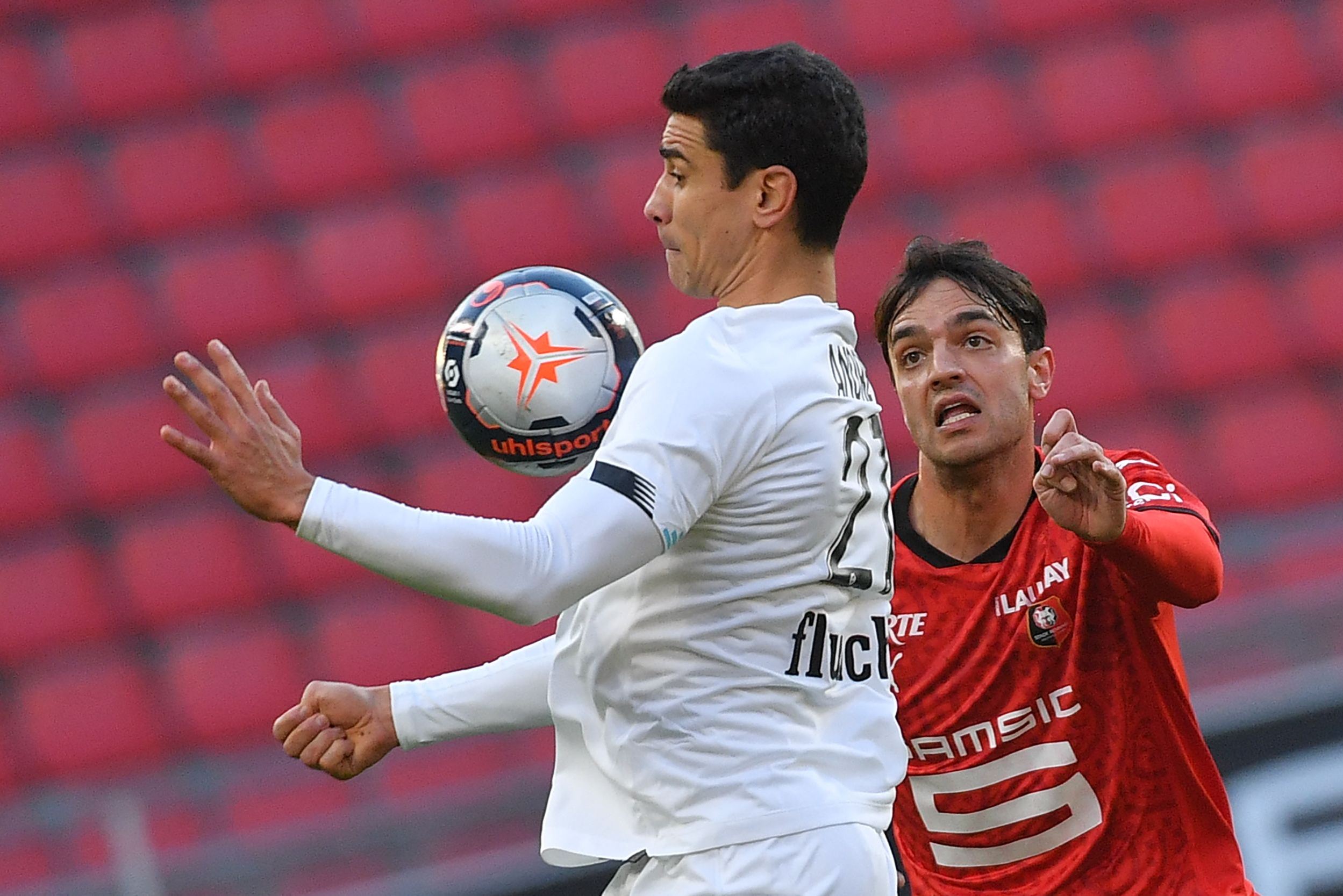 Gelandang Prancis Lille Benjamin Andre (kiri) mengontrol bola di depan gelandang Prancis Rennes Clement Grenier (kanan).