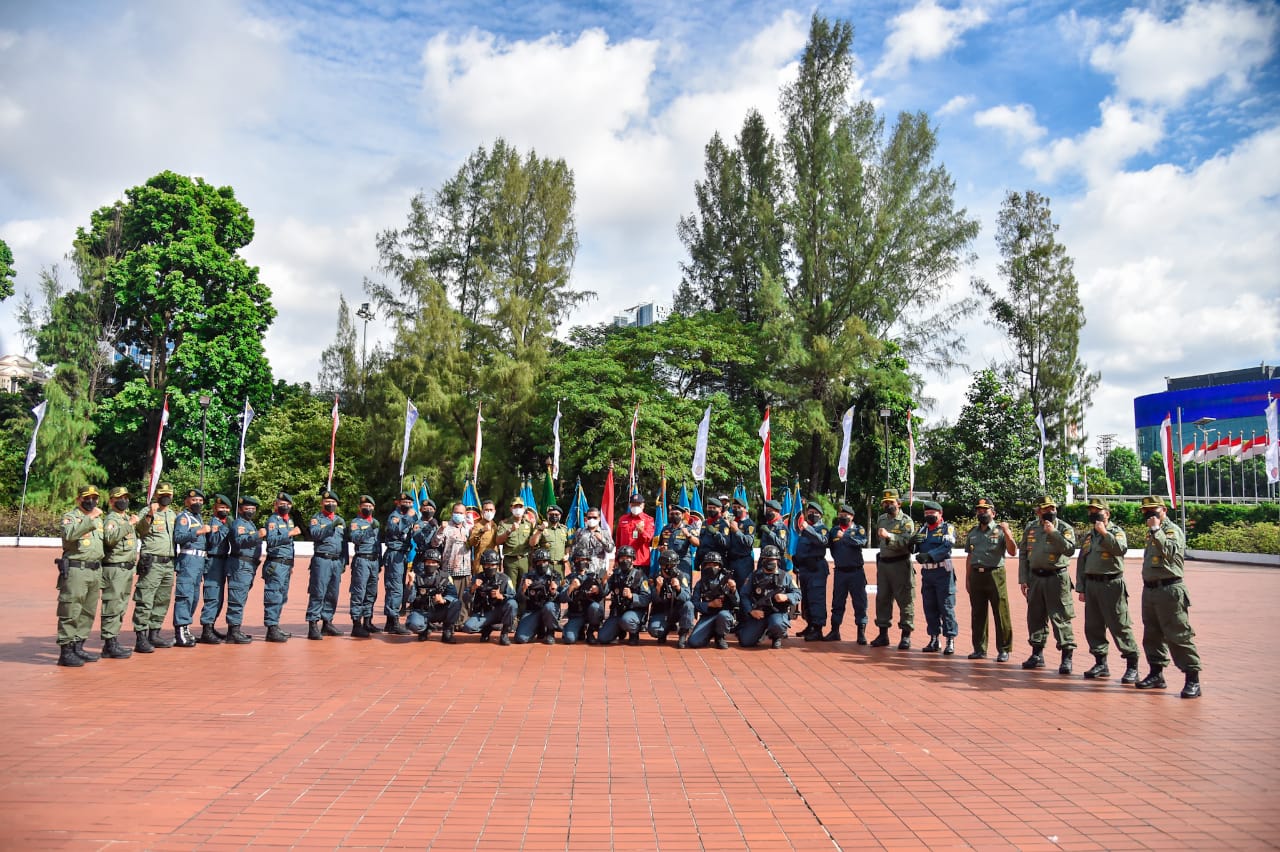  16 Brigade Satuan Polisi Kehutanan Reaksi Cepat (SPORC) mengikuti apel peringatan Hari Ulang Tahun ke-15 SPORC di Jakarta, Senin (4/1).