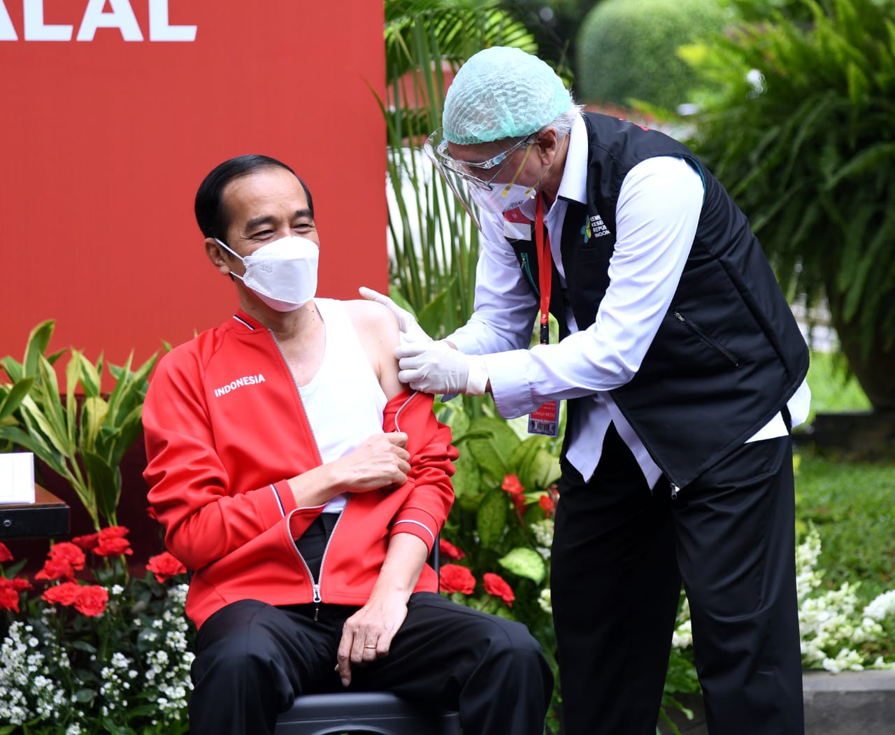 Presiden Kenakan Singlet Agar Vaksinasi Lebih Mudah