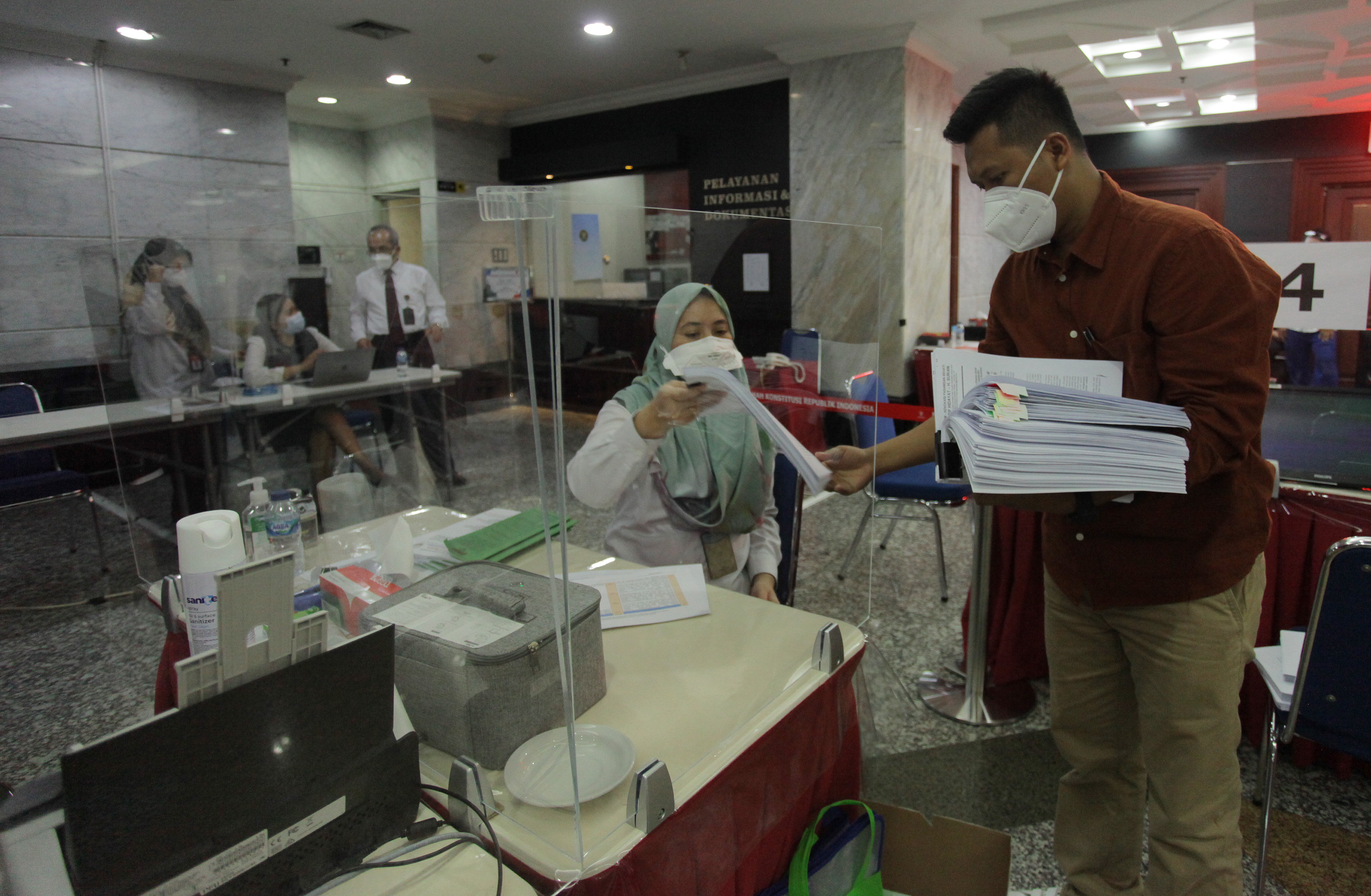Petugas mengecek kelengkapan berkas gugatan pilkada serentak 2020 yang diajukan pemohon di Gedung Mahkamah Konstitusi (MK), Jakarta.